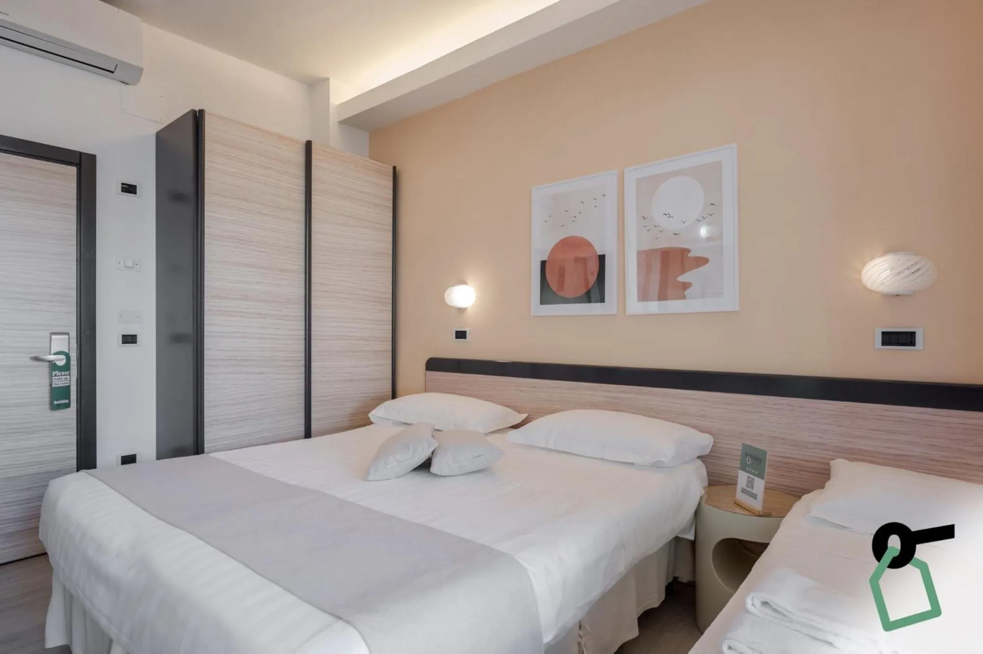 Photo of the whole room, Bed in HOTIDAY Room Collection - Giulianova