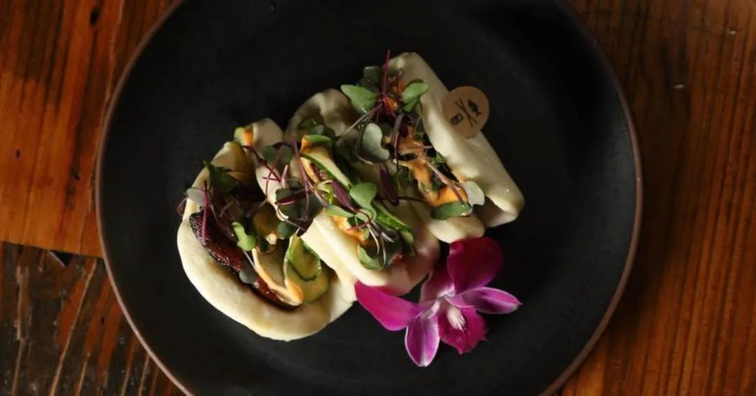 Restaurant/places to eat in Fleur Noire Hotel - 21 and Over