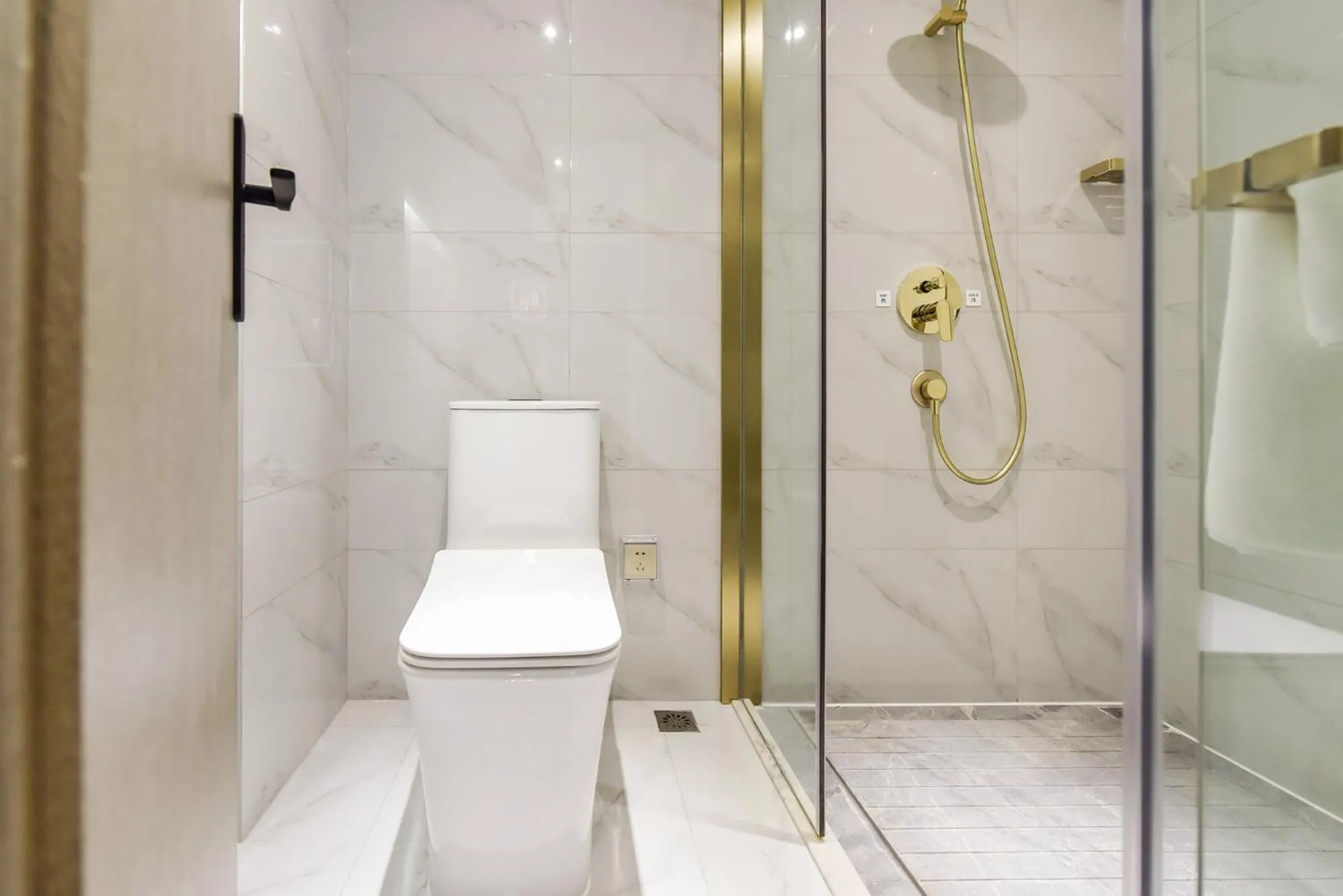 Toilet in Kuanrong Suites Hotel Liangjiang love sea shopping park