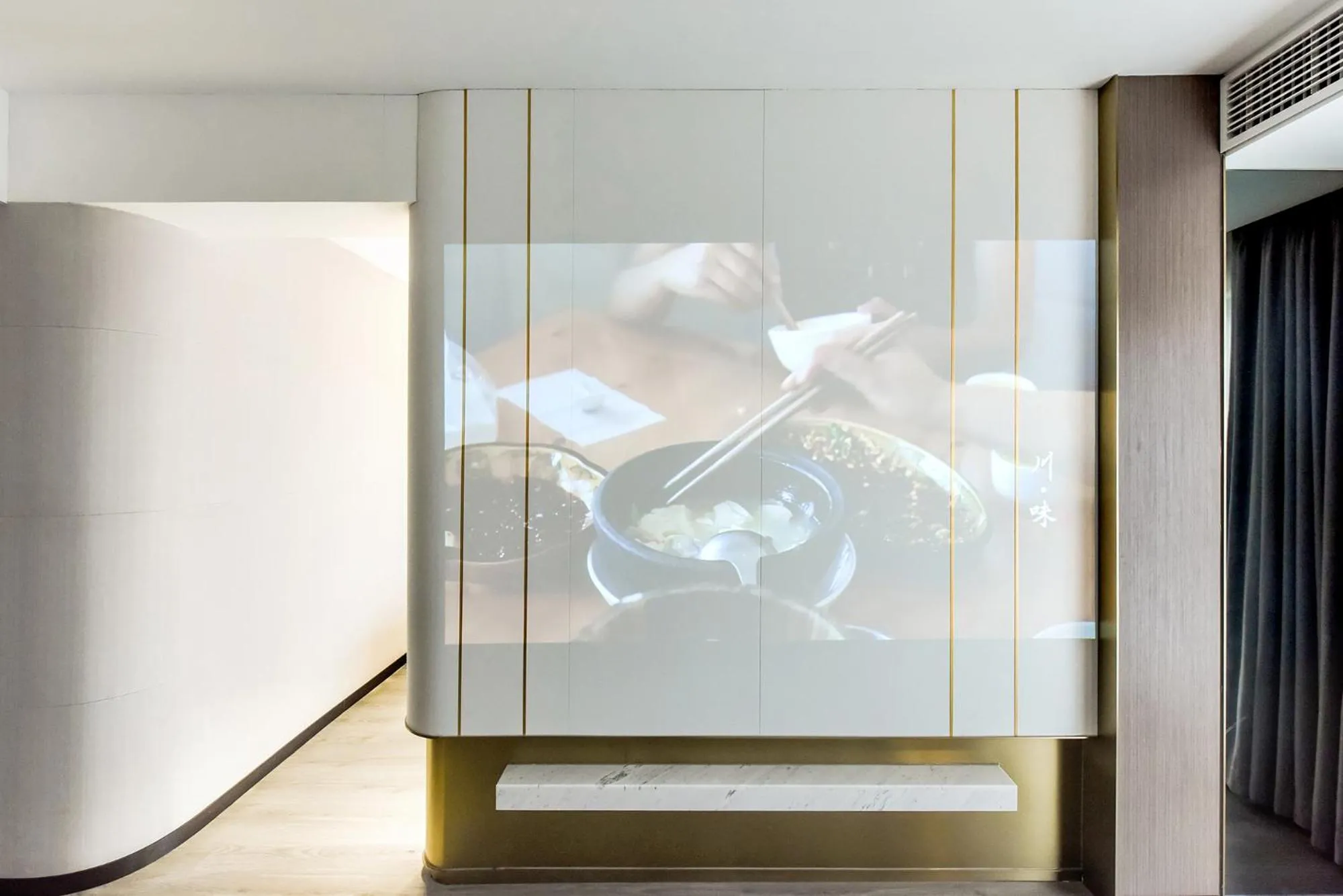 TV and multimedia in Kuanrong Suites Hotel Liangjiang love sea shopping park