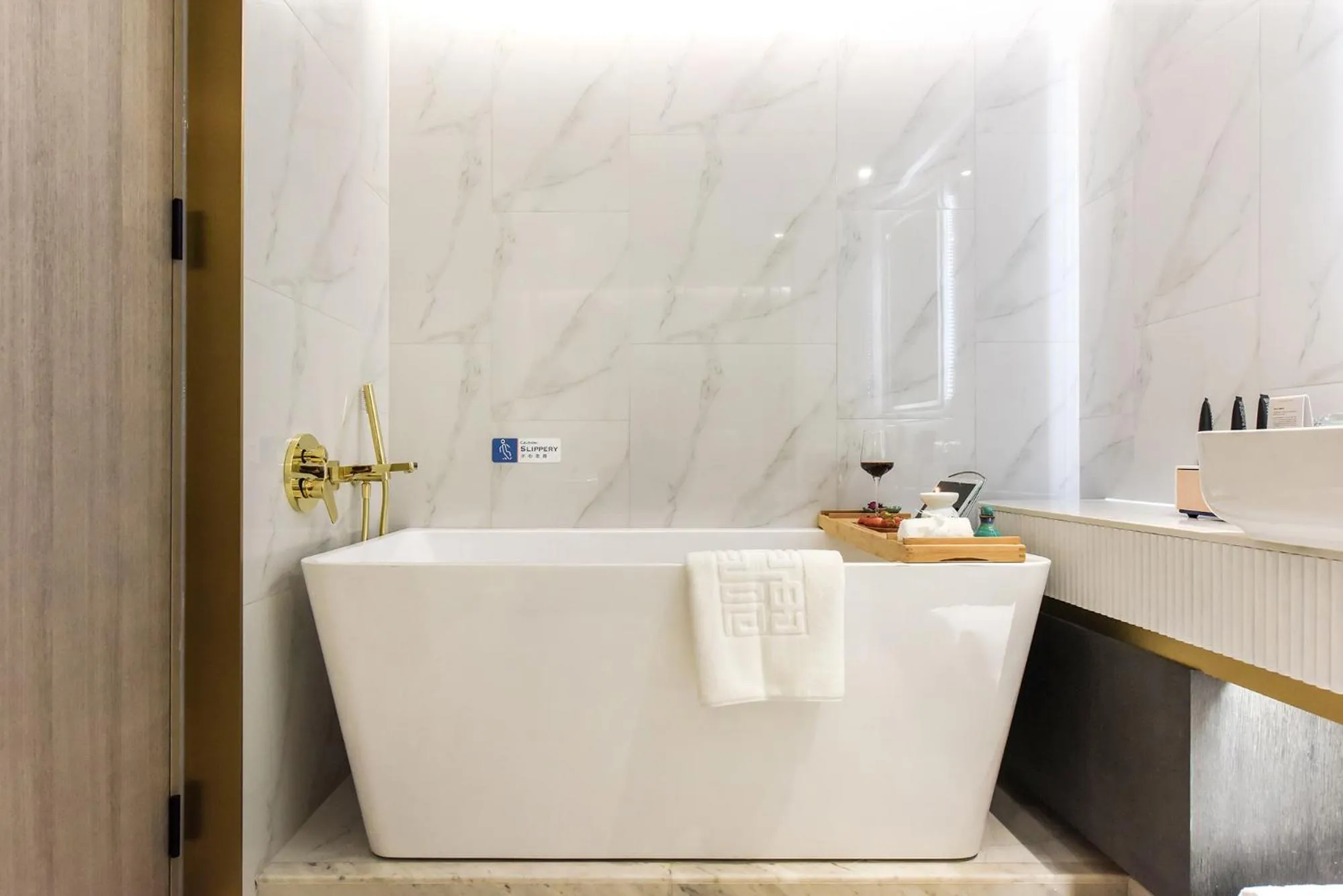 Bathroom in Kuanrong Suites Hotel Liangjiang love sea shopping park