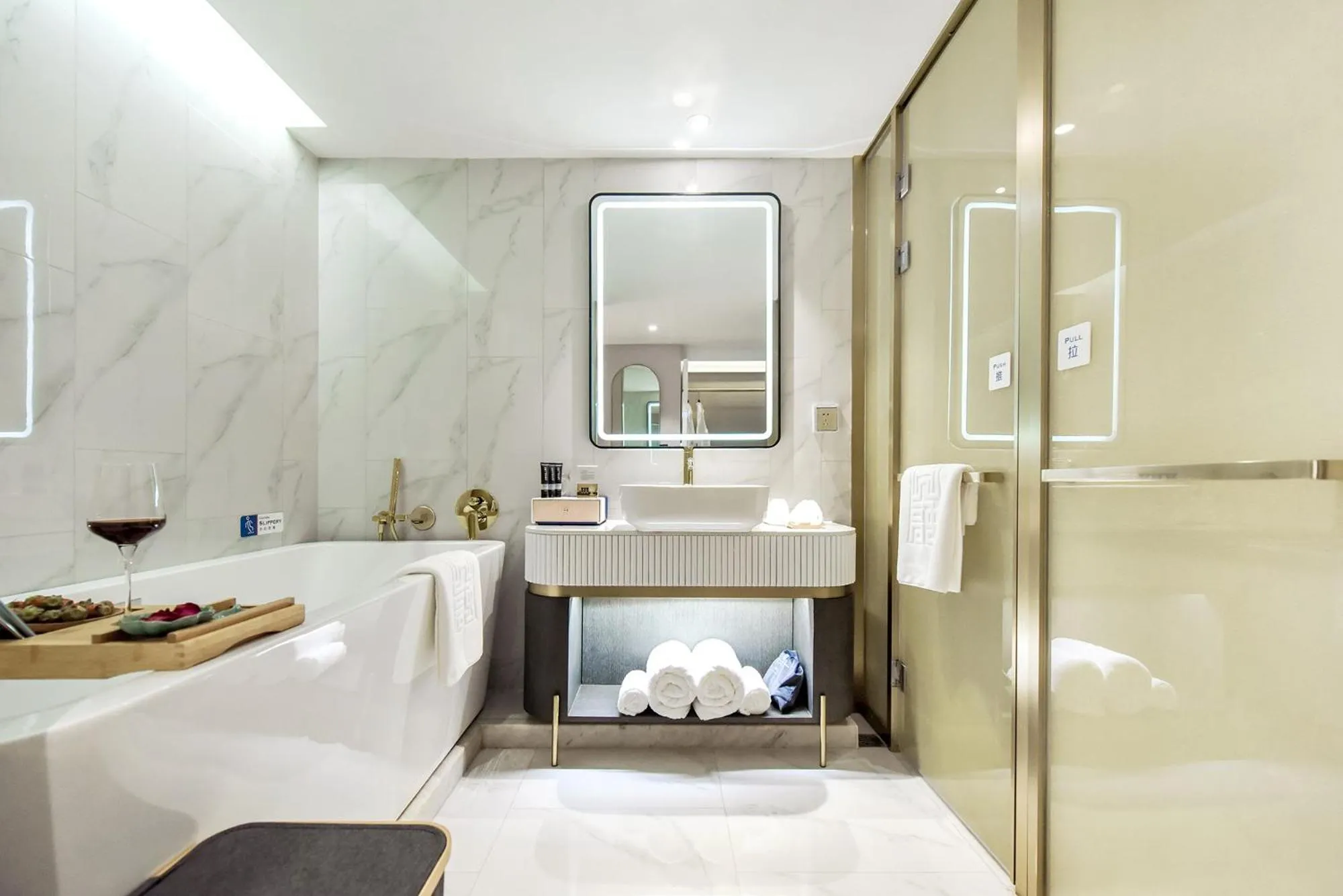 Bathroom in Kuanrong Suites Hotel Liangjiang love sea shopping park