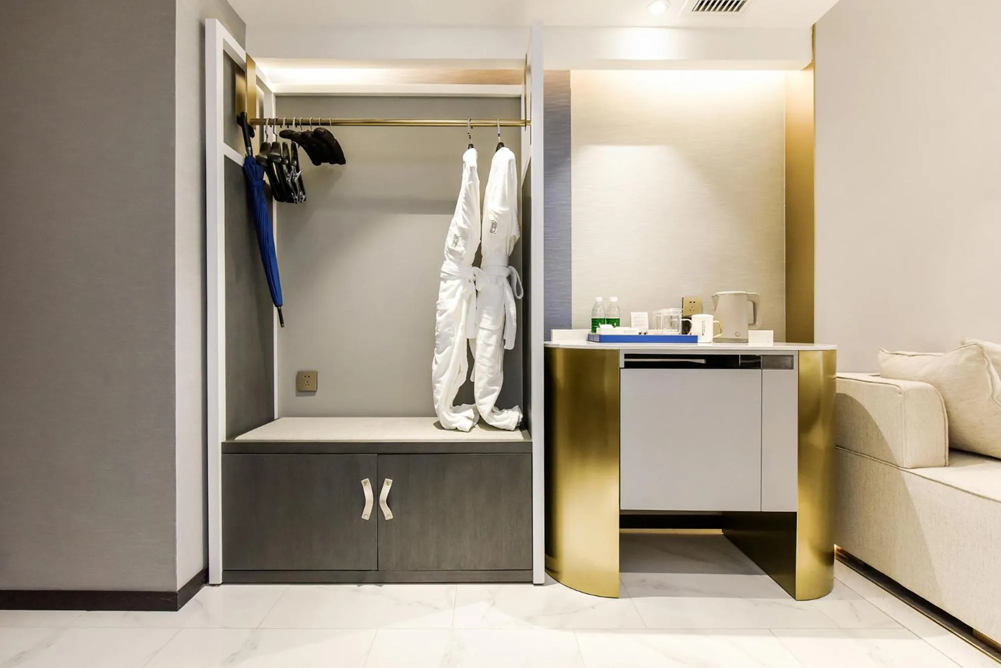 wardrobe in Kuanrong Suites Hotel Liangjiang love sea shopping park