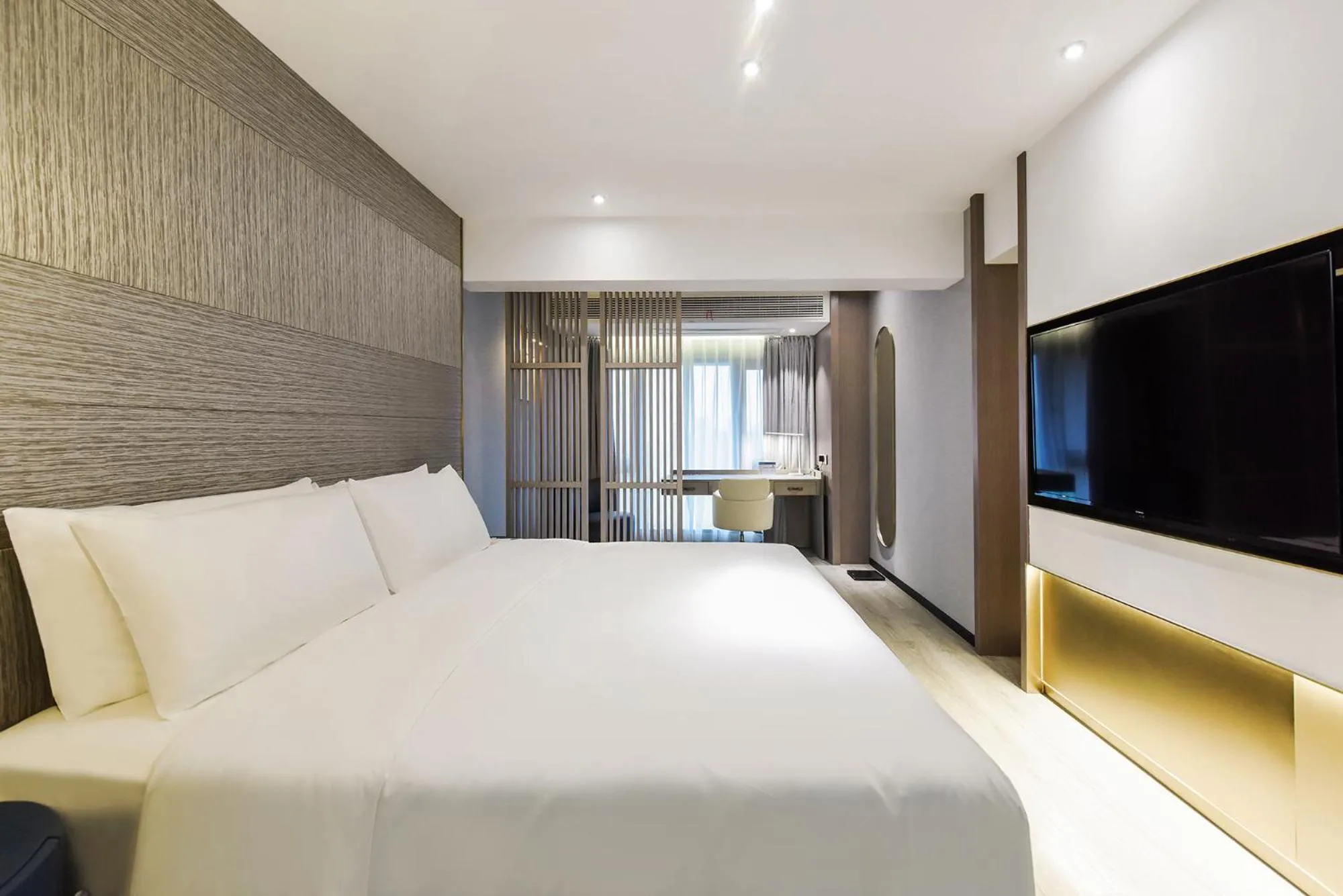 Photo of the whole room, Bed in Kuanrong Suites Hotel Liangjiang love sea shopping park