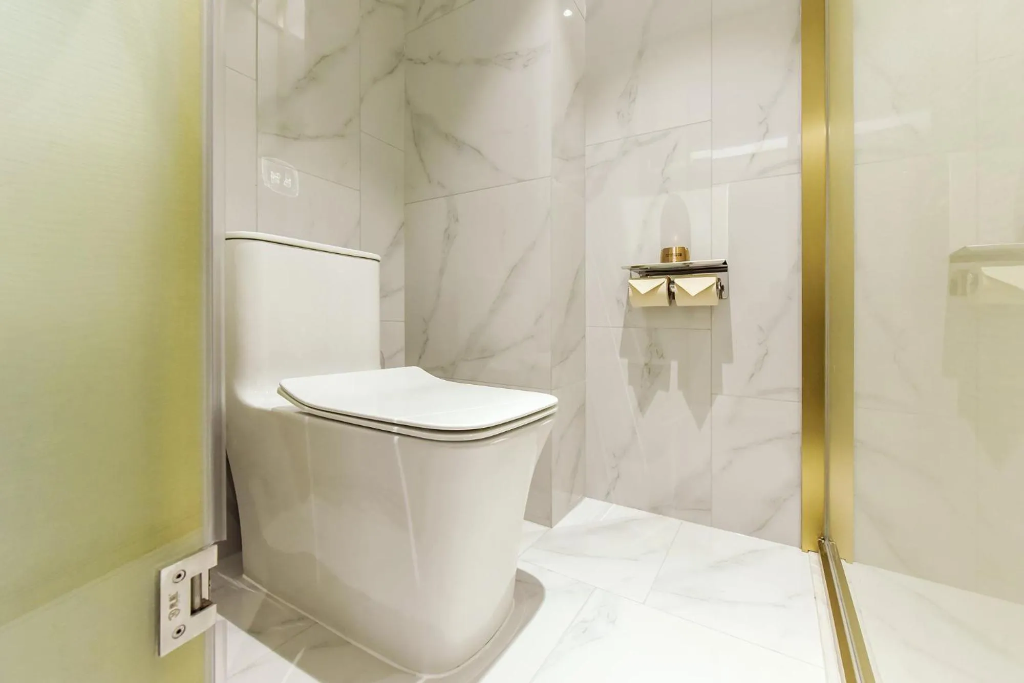 Toilet in Kuanrong Suites Hotel Liangjiang love sea shopping park