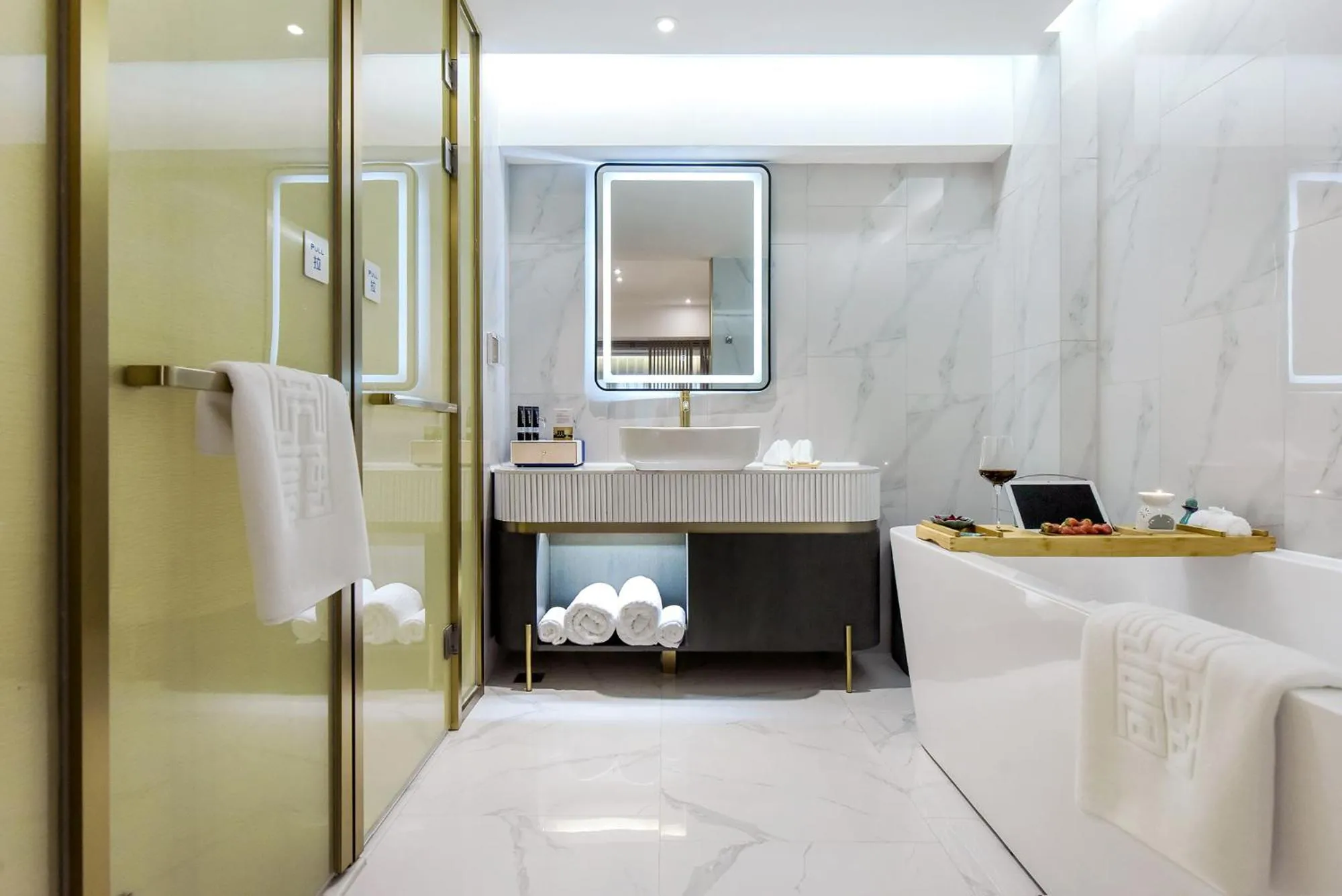Bathroom in Kuanrong Suites Hotel Liangjiang love sea shopping park