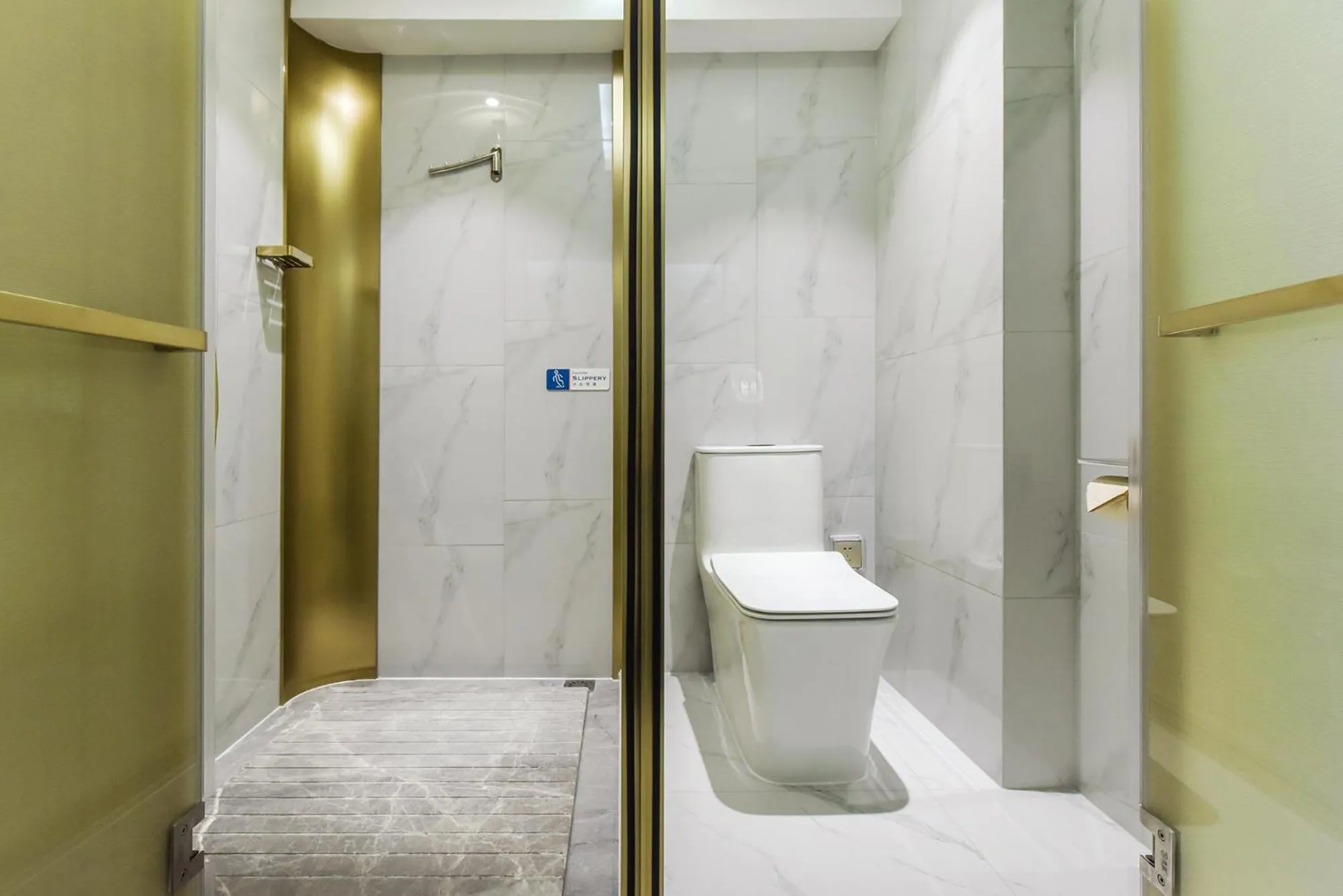 Toilet in Kuanrong Suites Hotel Liangjiang love sea shopping park