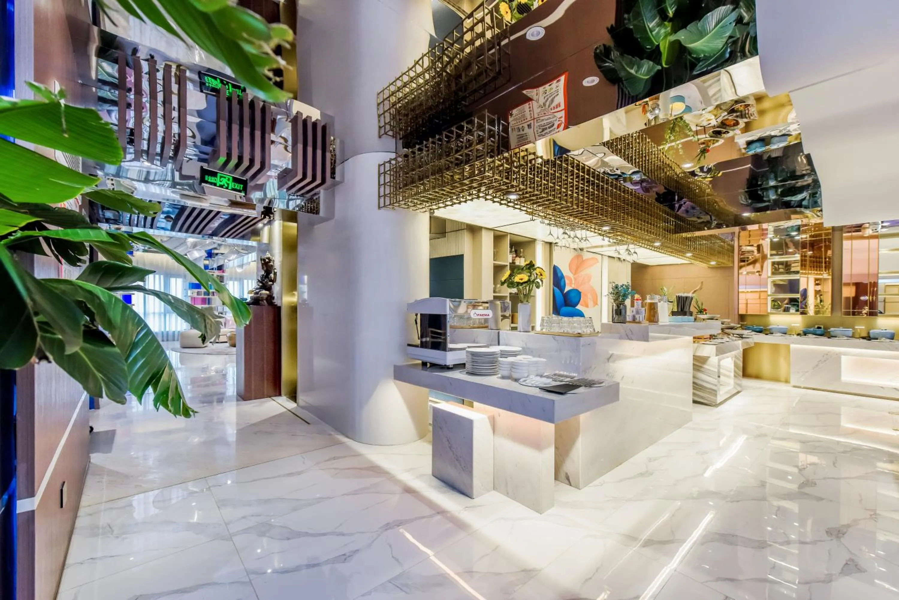 Restaurant/places to eat in Kuanrong Suites Hotel Liangjiang love sea shopping park