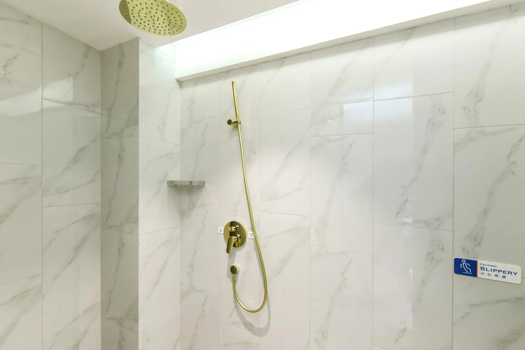 Shower in Kuanrong Suites Hotel Liangjiang love sea shopping park