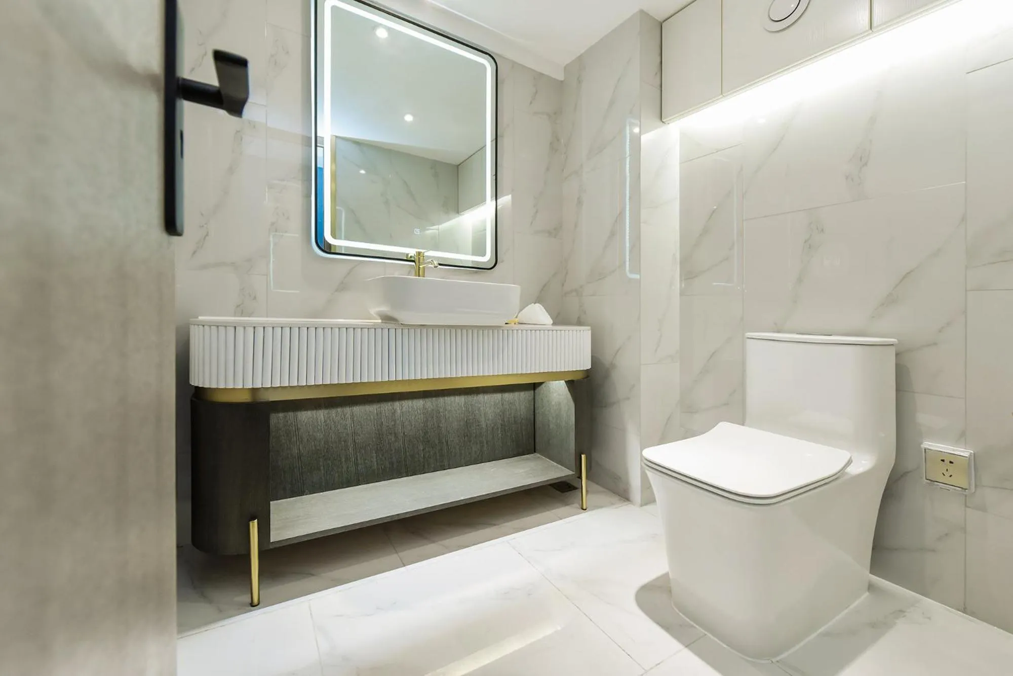 Toilet in Kuanrong Suites Hotel Liangjiang love sea shopping park