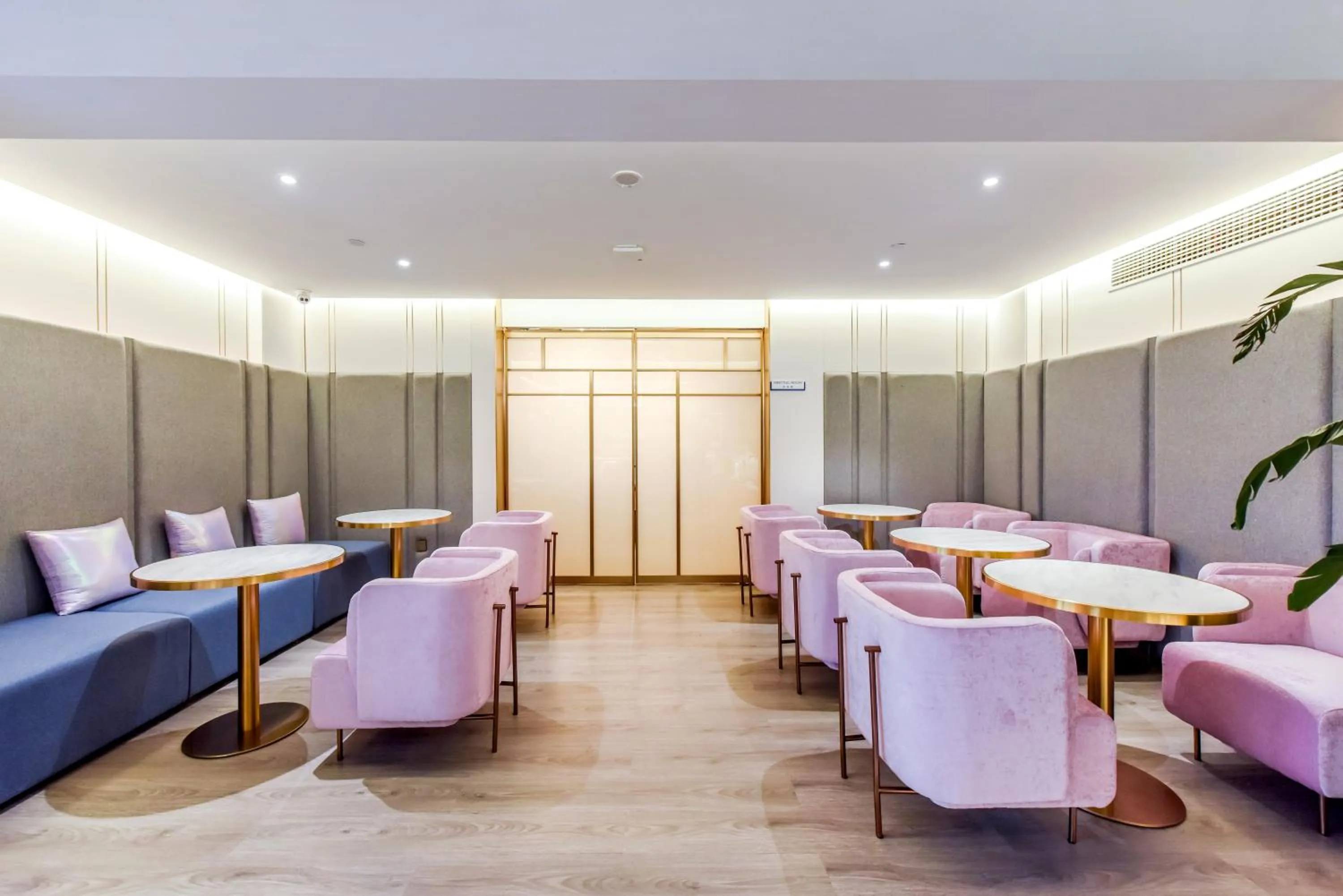 Restaurant/places to eat in Kuanrong Suites Hotel Liangjiang love sea shopping park