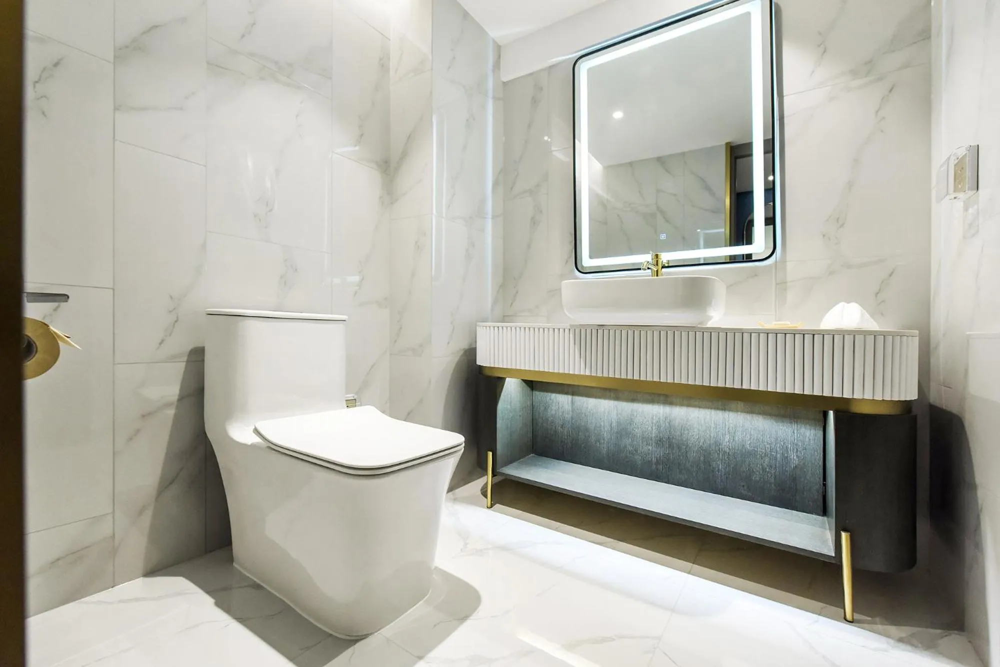 Toilet in Kuanrong Suites Hotel Liangjiang love sea shopping park