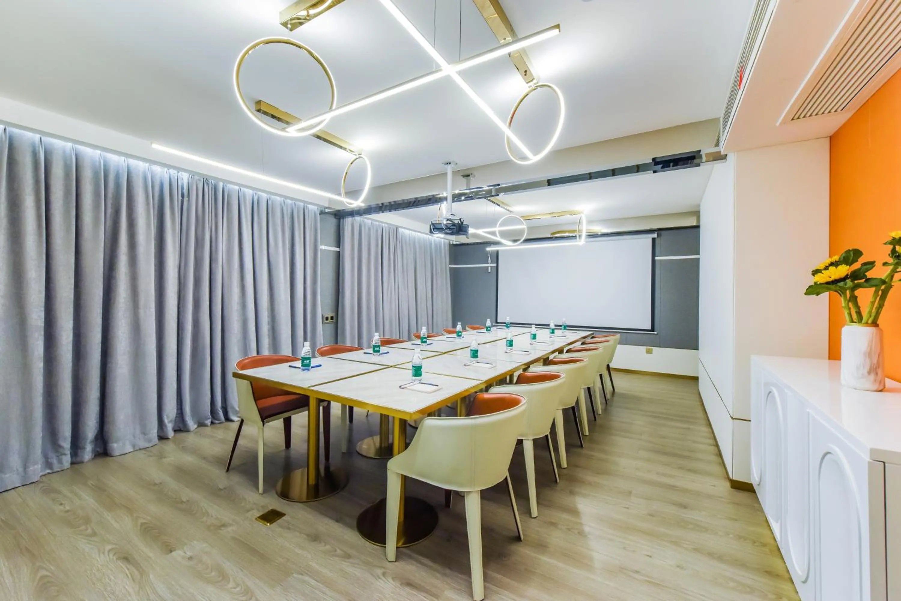Meeting/conference room in Kuanrong Suites Hotel Liangjiang love sea shopping park