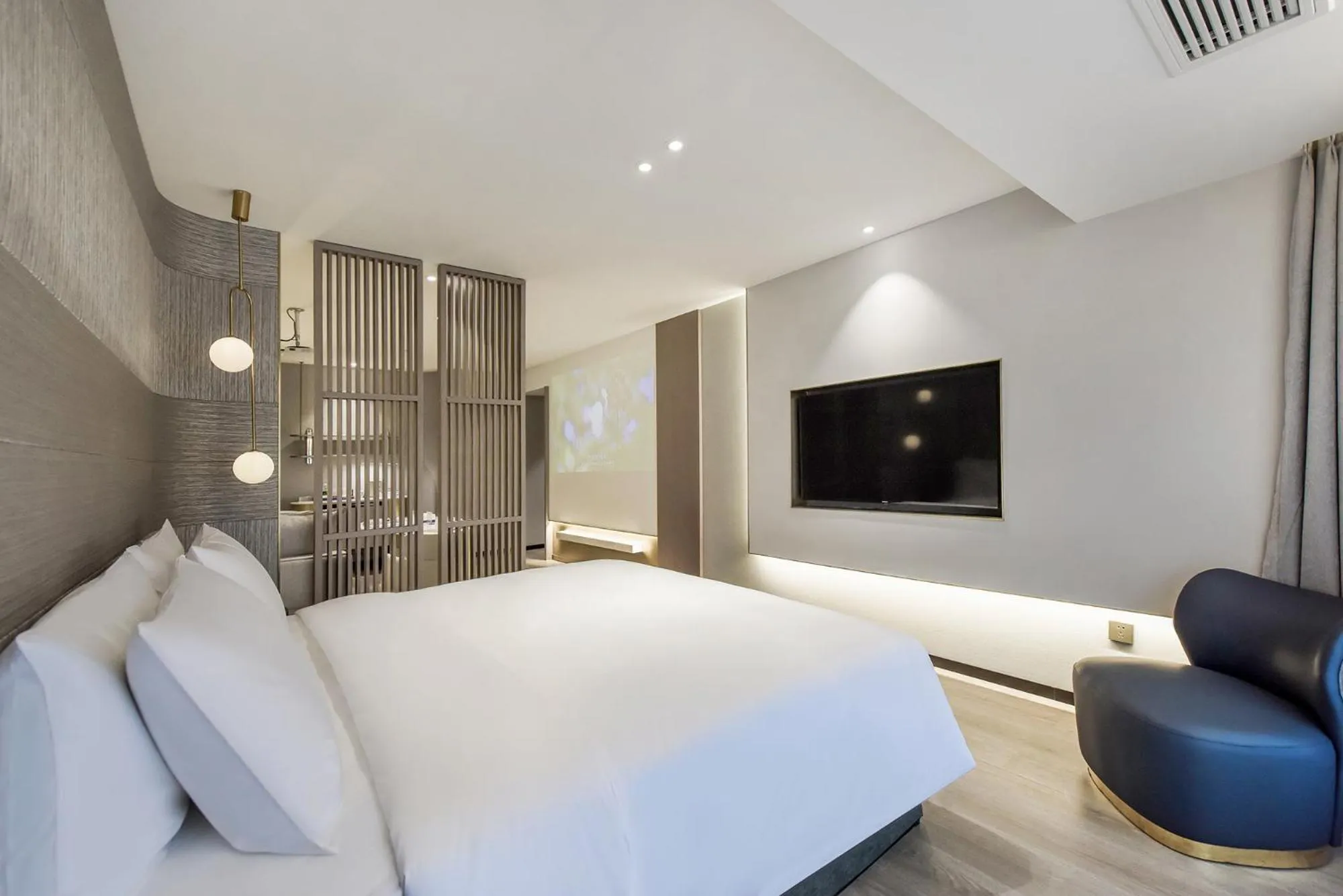 Bedroom, Bed in Kuanrong Suites Hotel Liangjiang love sea shopping park