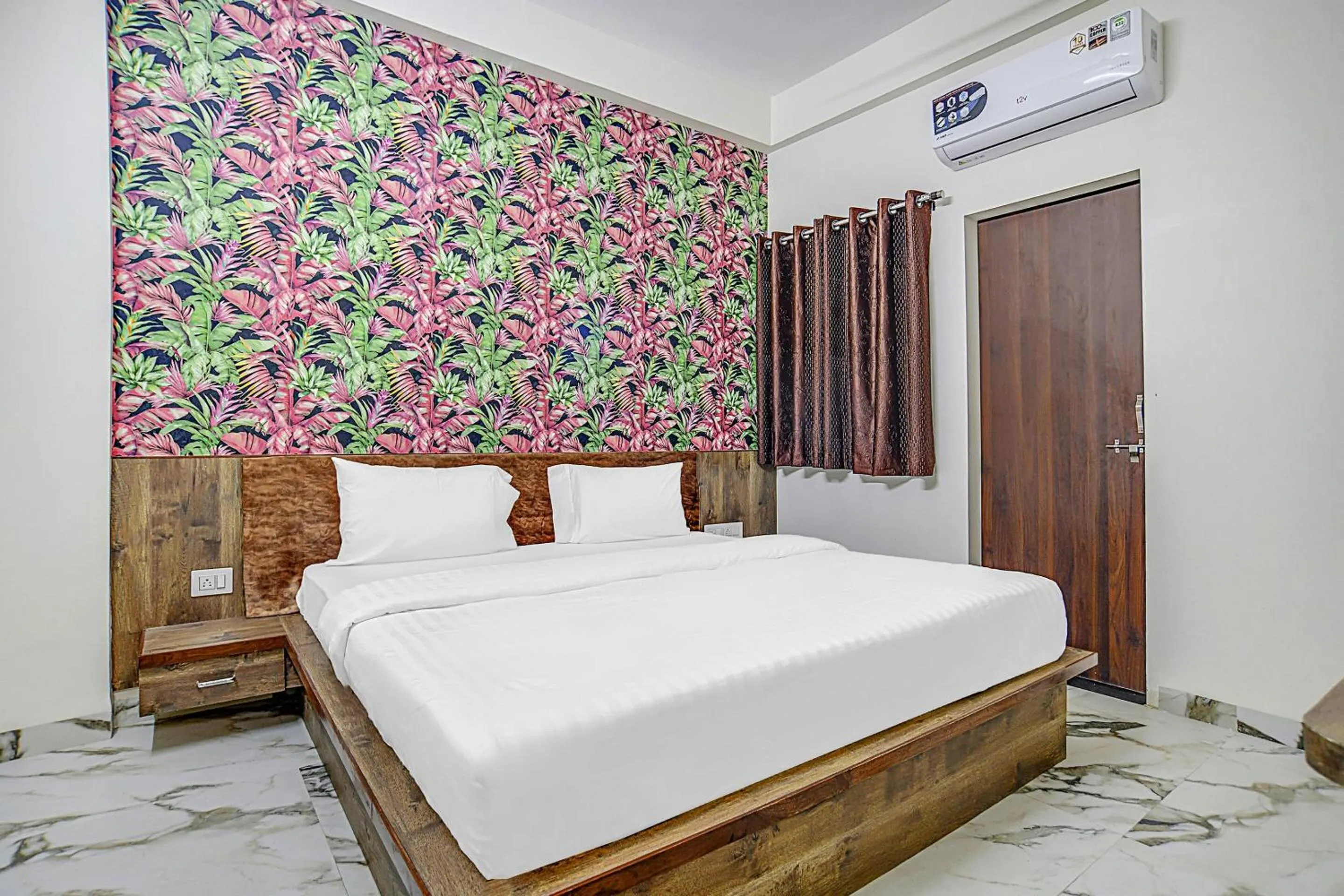 Bedroom, Bed in Super Collection O Verena