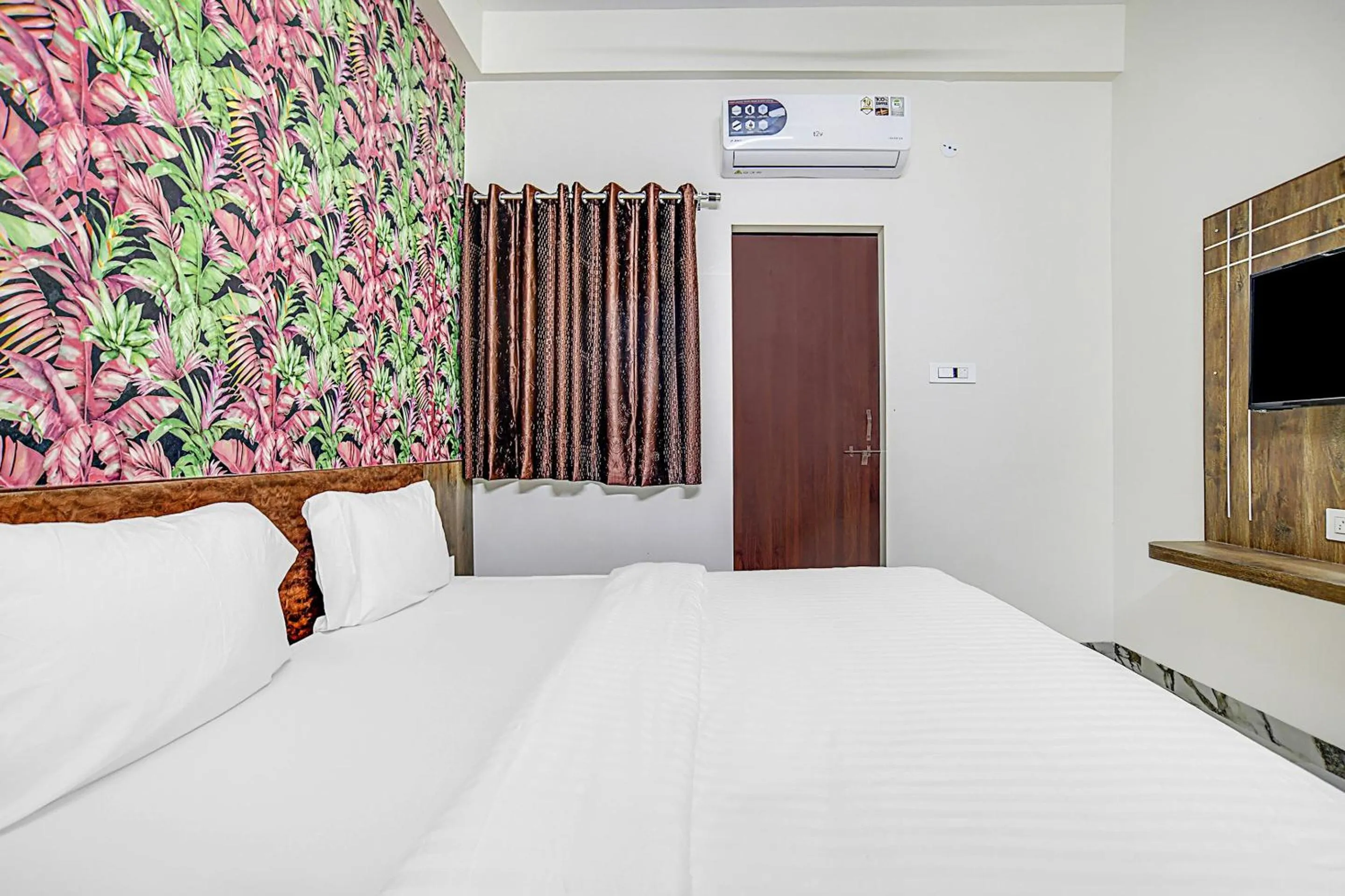 Bedroom, Bed in Super Collection O Verena