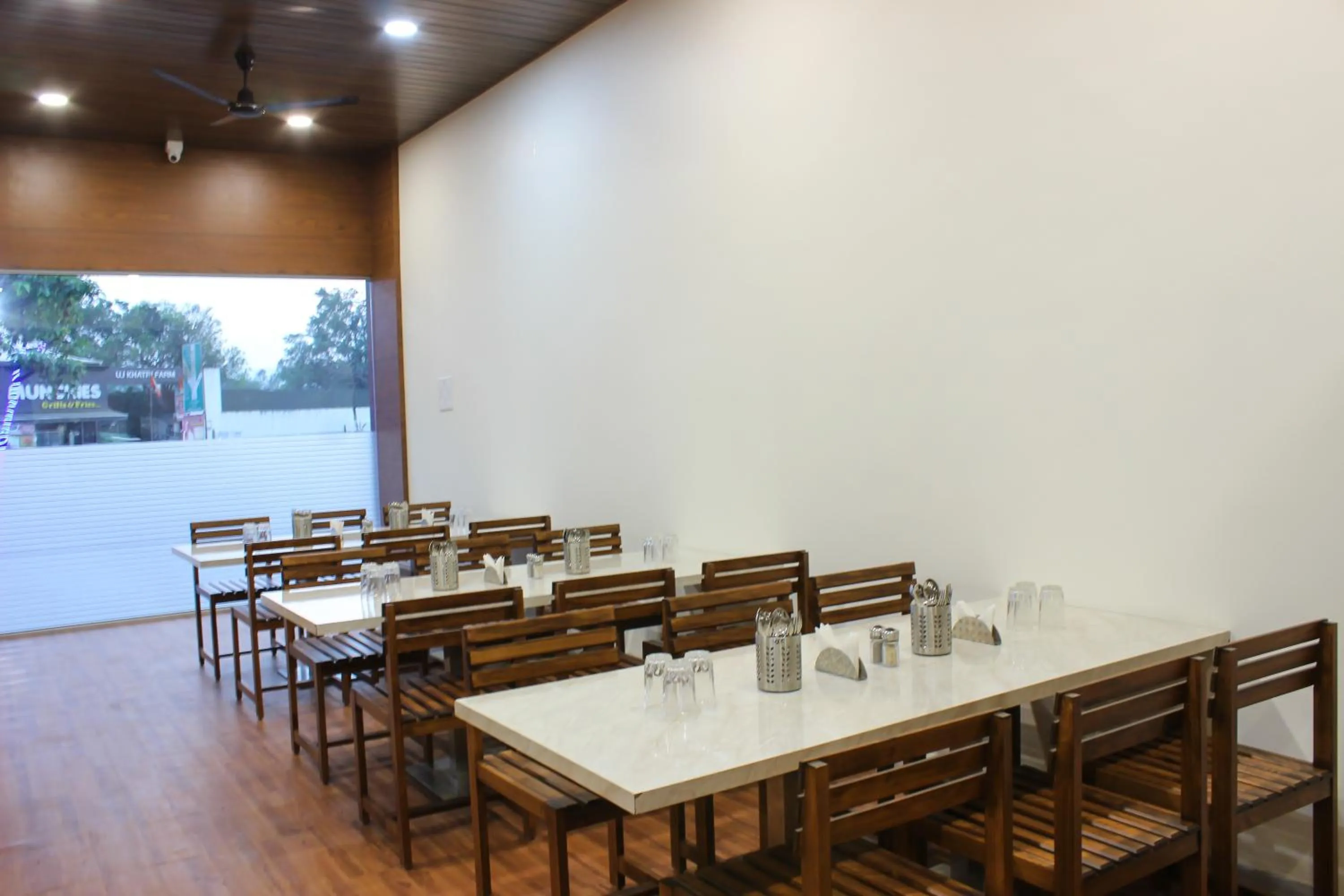 Restaurant/places to eat in Hotel Rain Sky Inn