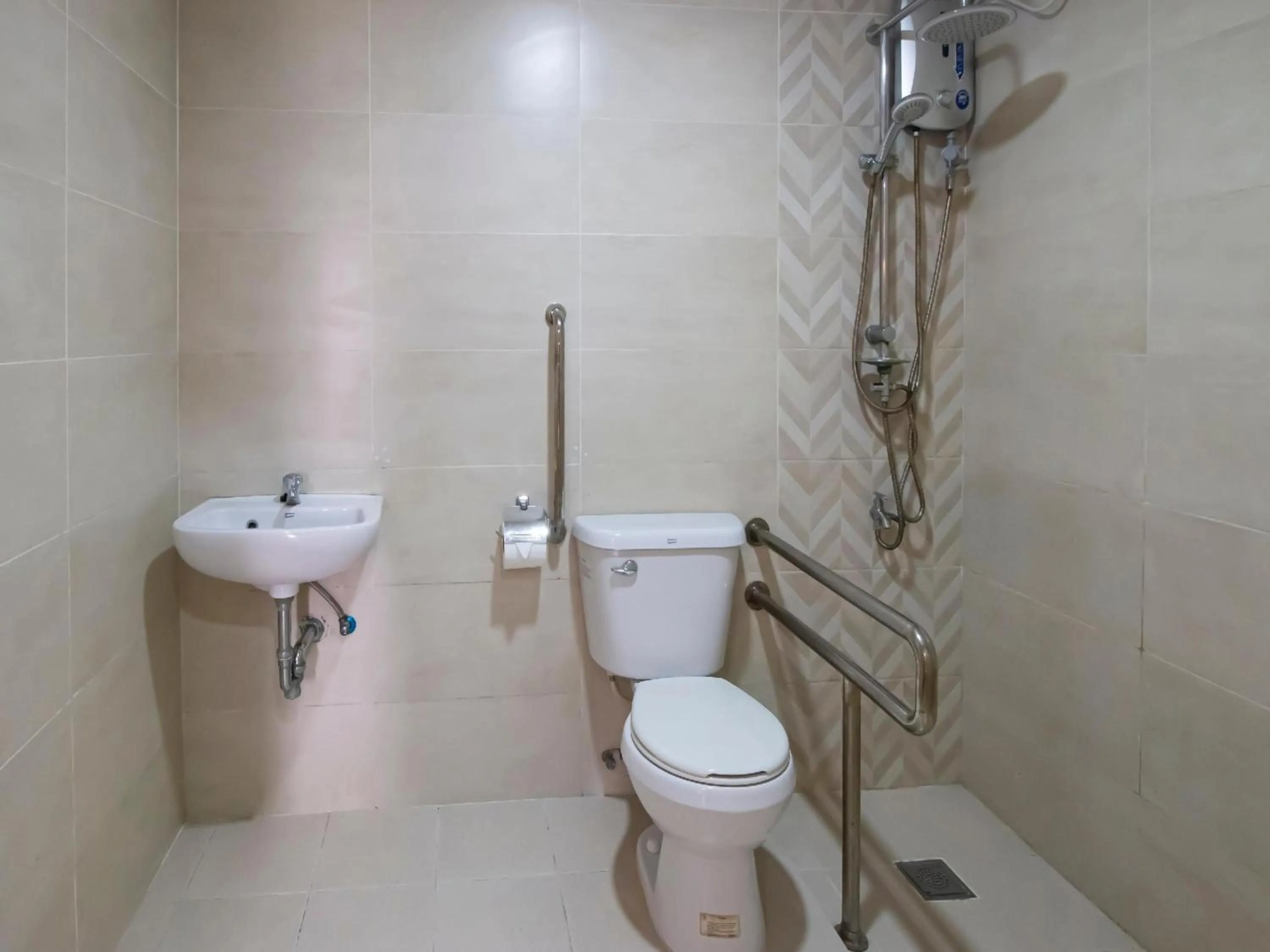 Bathroom in Super OYO 832 The Teepee Place Hostel & Residence Inn