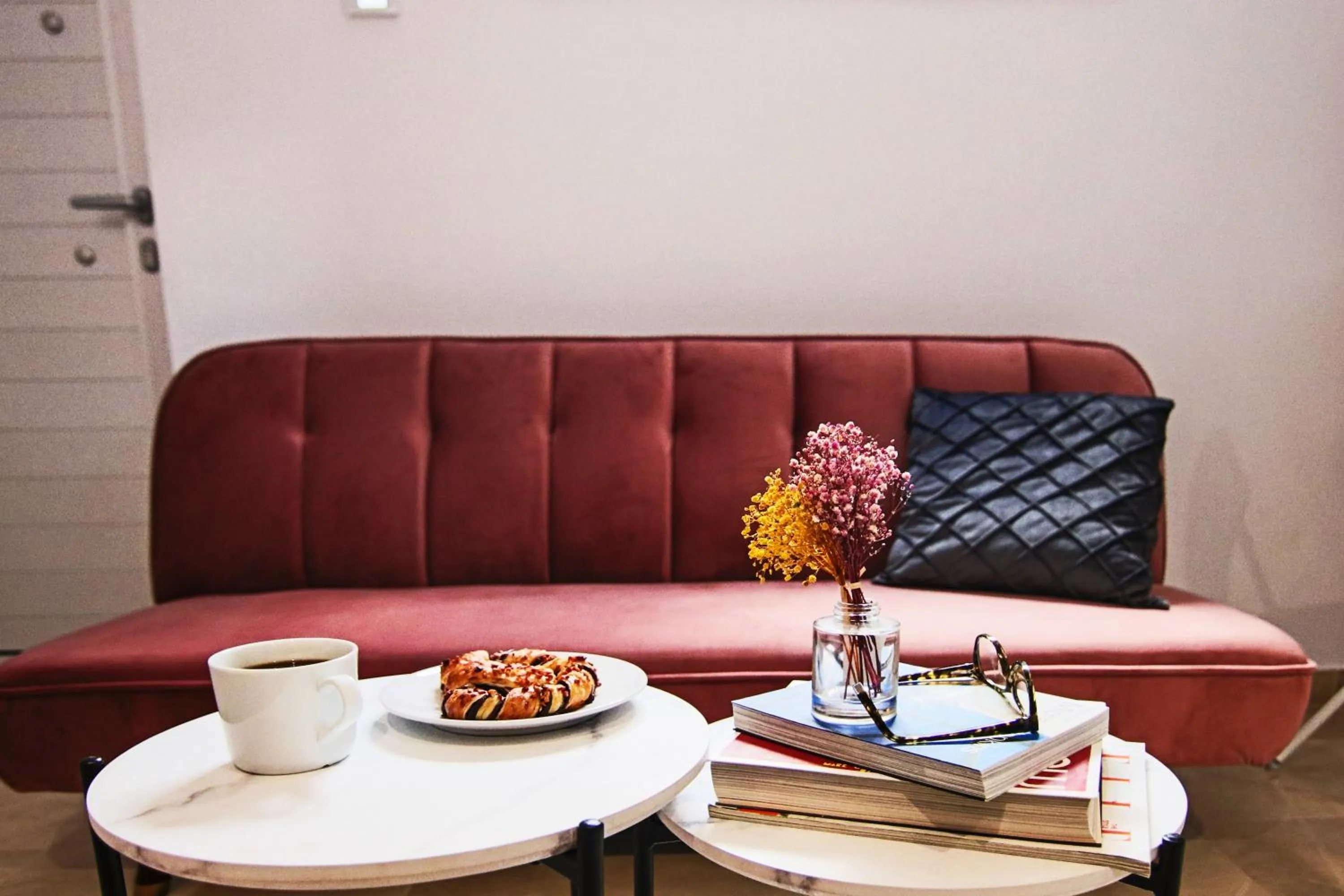 Living room in Phaedrus Living: Luxury Maisonette Lighthouse 60