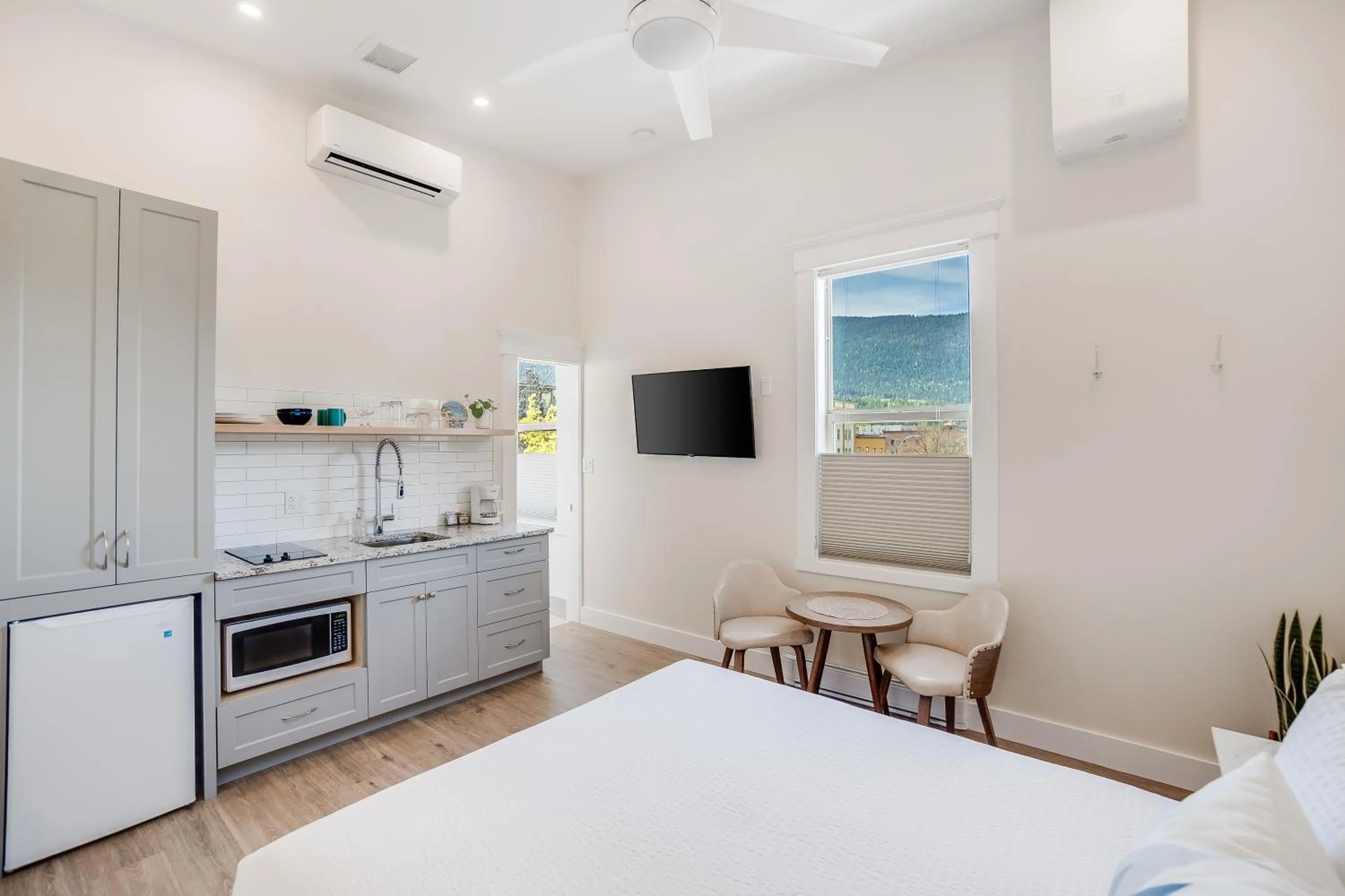 kitchen, Bed in Stirling All Suites Hotel