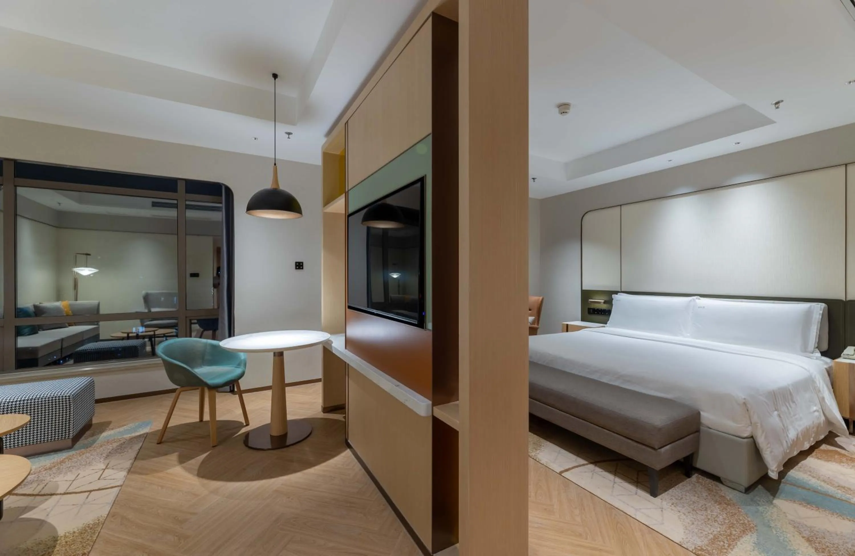Photo of the whole room, Bed in Holiday Inn Chongqing Guanyinqiao, an IHG Hotel