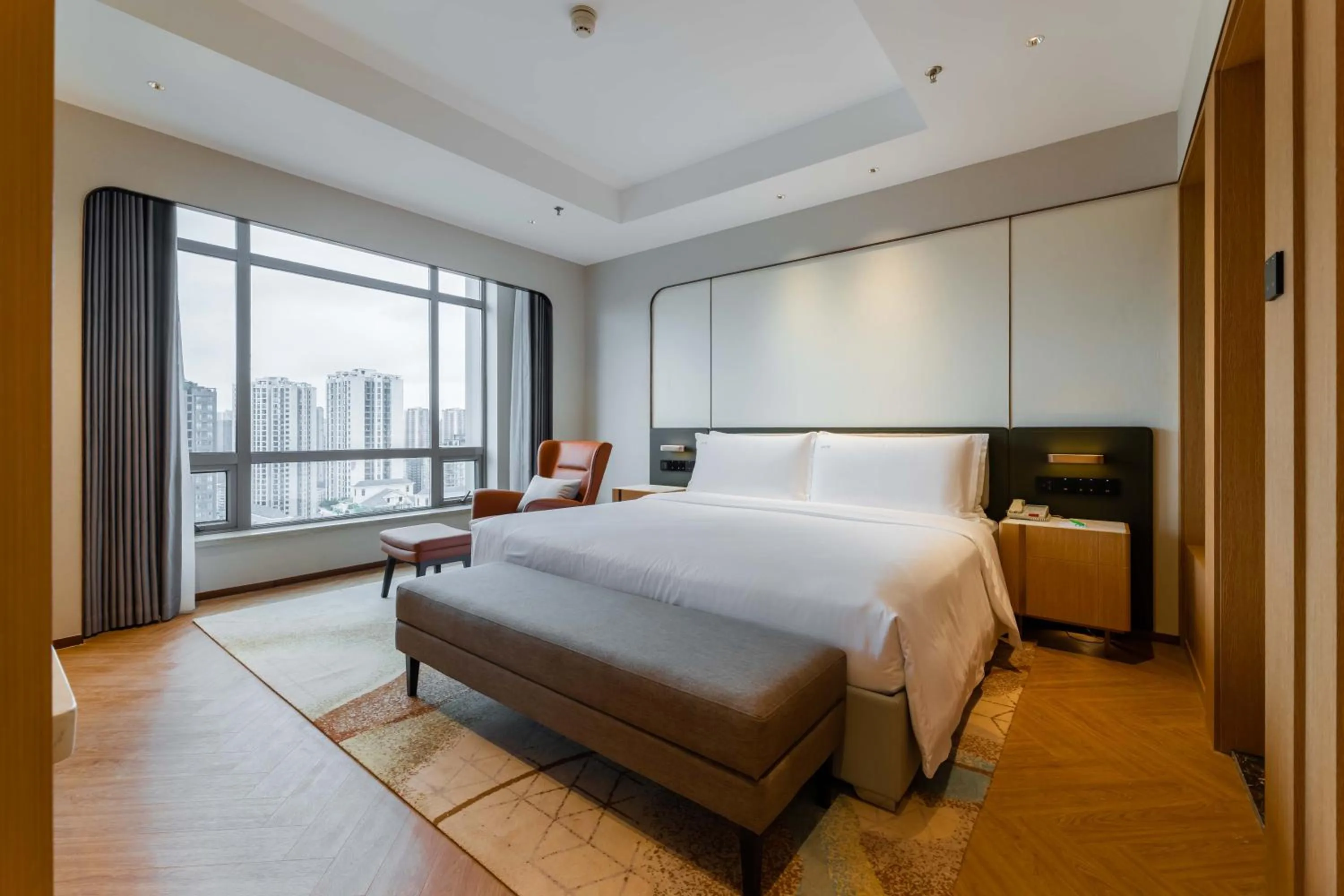 Photo of the whole room, Bed in Holiday Inn Chongqing Guanyinqiao, an IHG Hotel