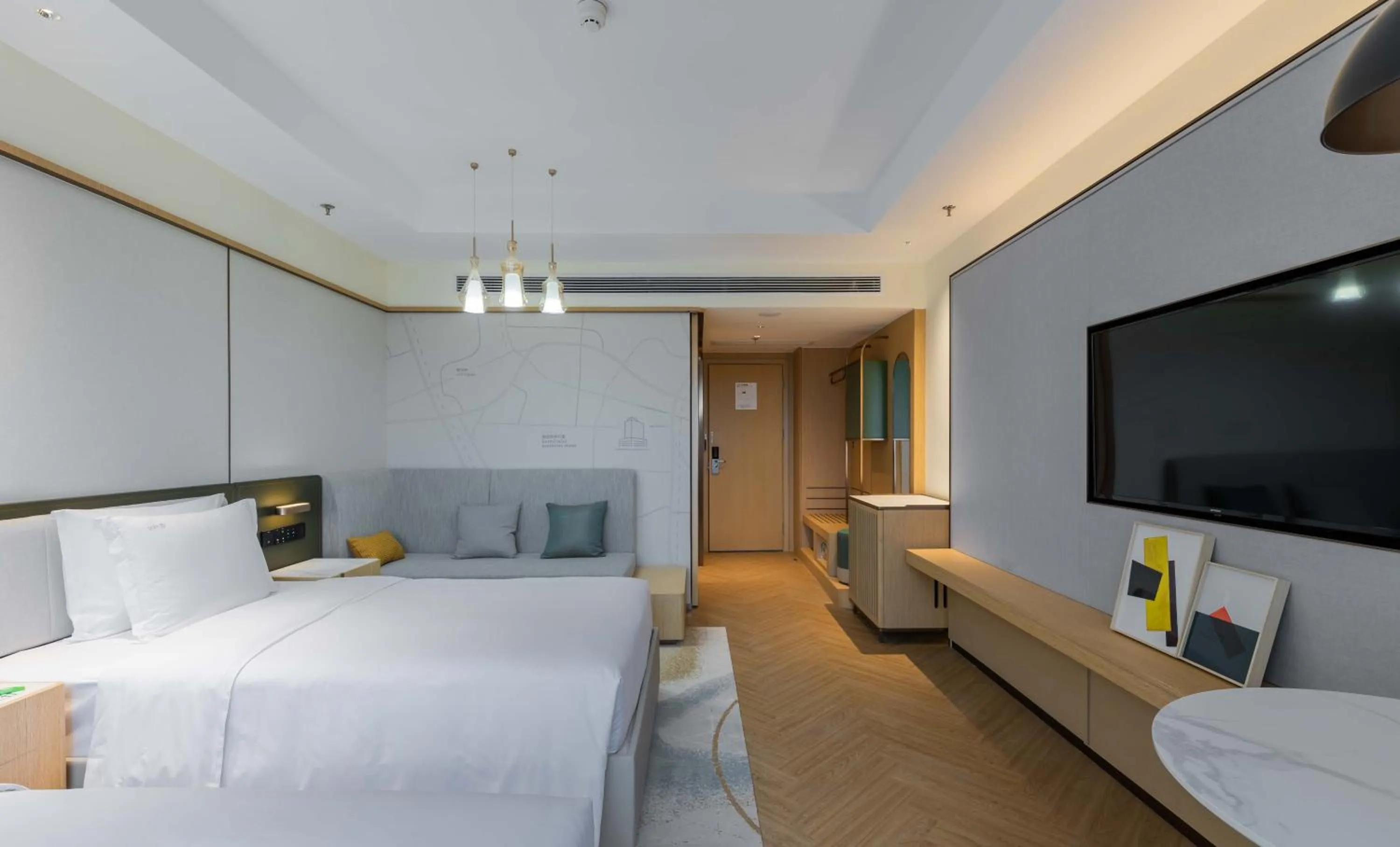 Photo of the whole room, Bed in Holiday Inn Chongqing Guanyinqiao, an IHG Hotel