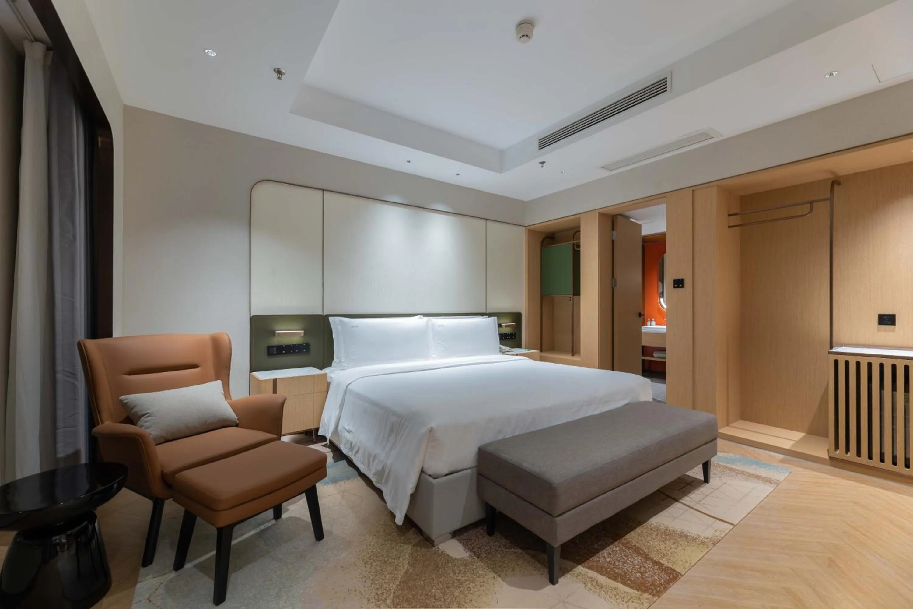 Photo of the whole room, Bed in Holiday Inn Chongqing Guanyinqiao, an IHG Hotel