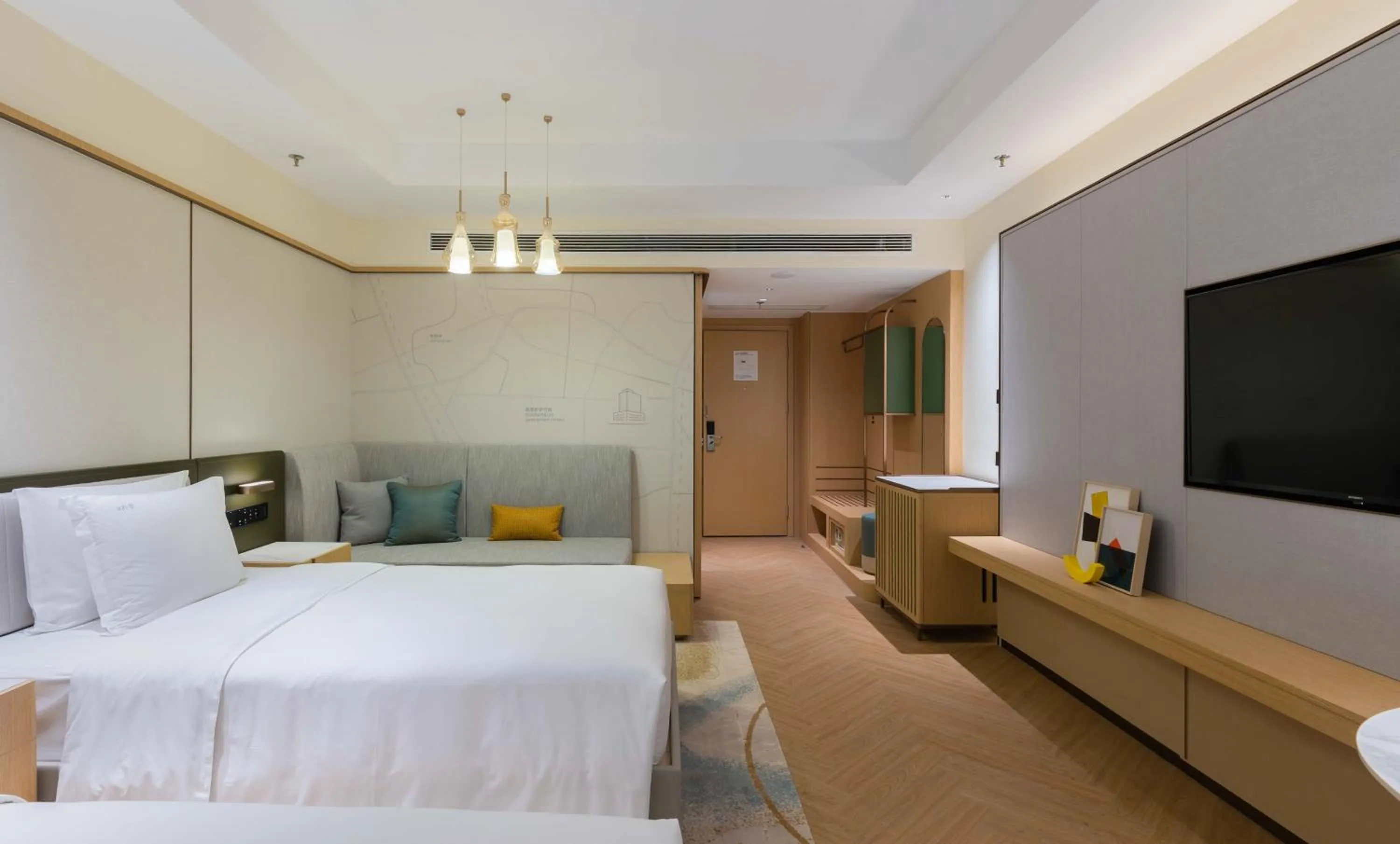 Photo of the whole room, Bed in Holiday Inn Chongqing Guanyinqiao, an IHG Hotel