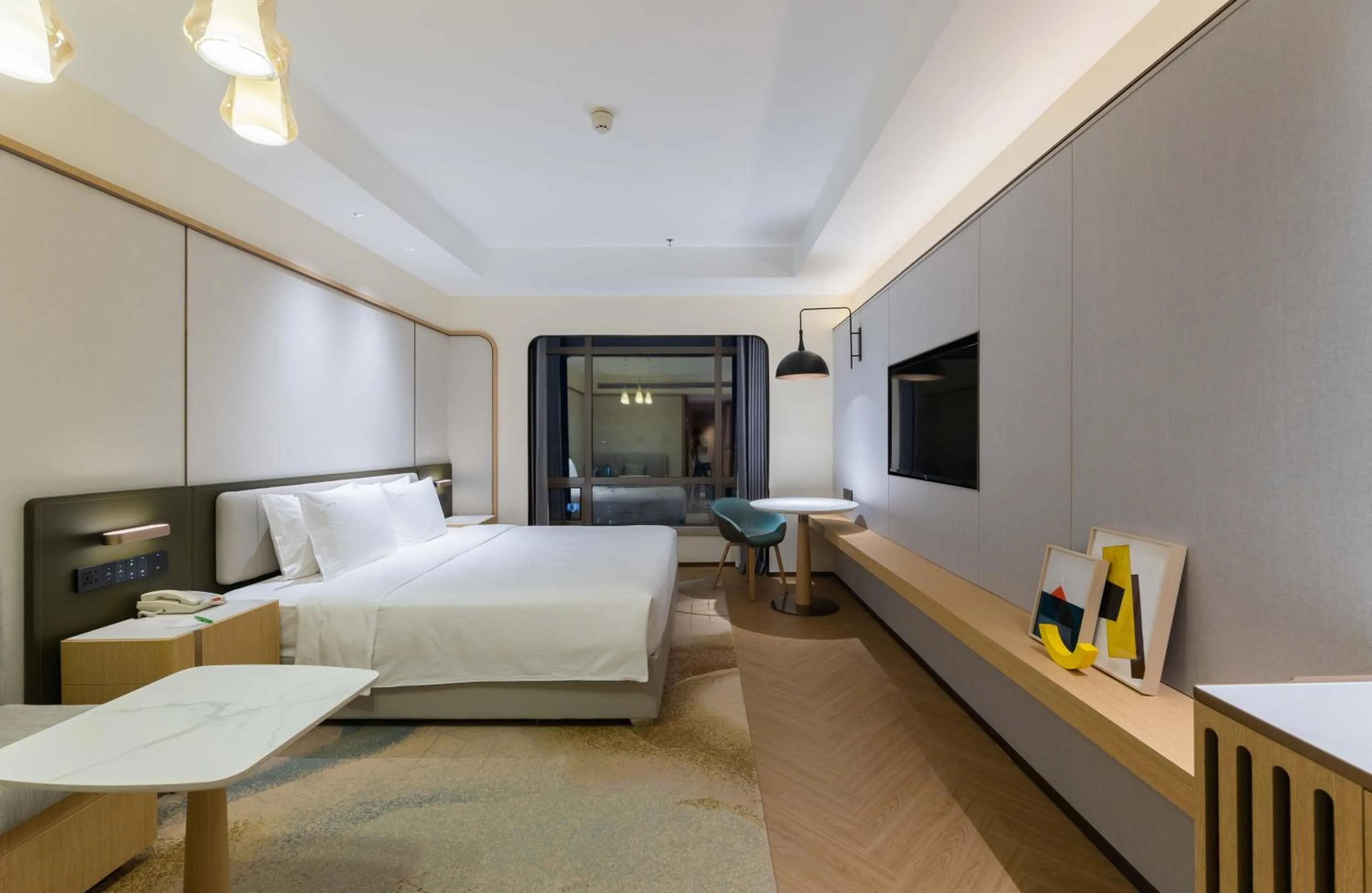 Photo of the whole room, Bed in Holiday Inn Chongqing Guanyinqiao, an IHG Hotel