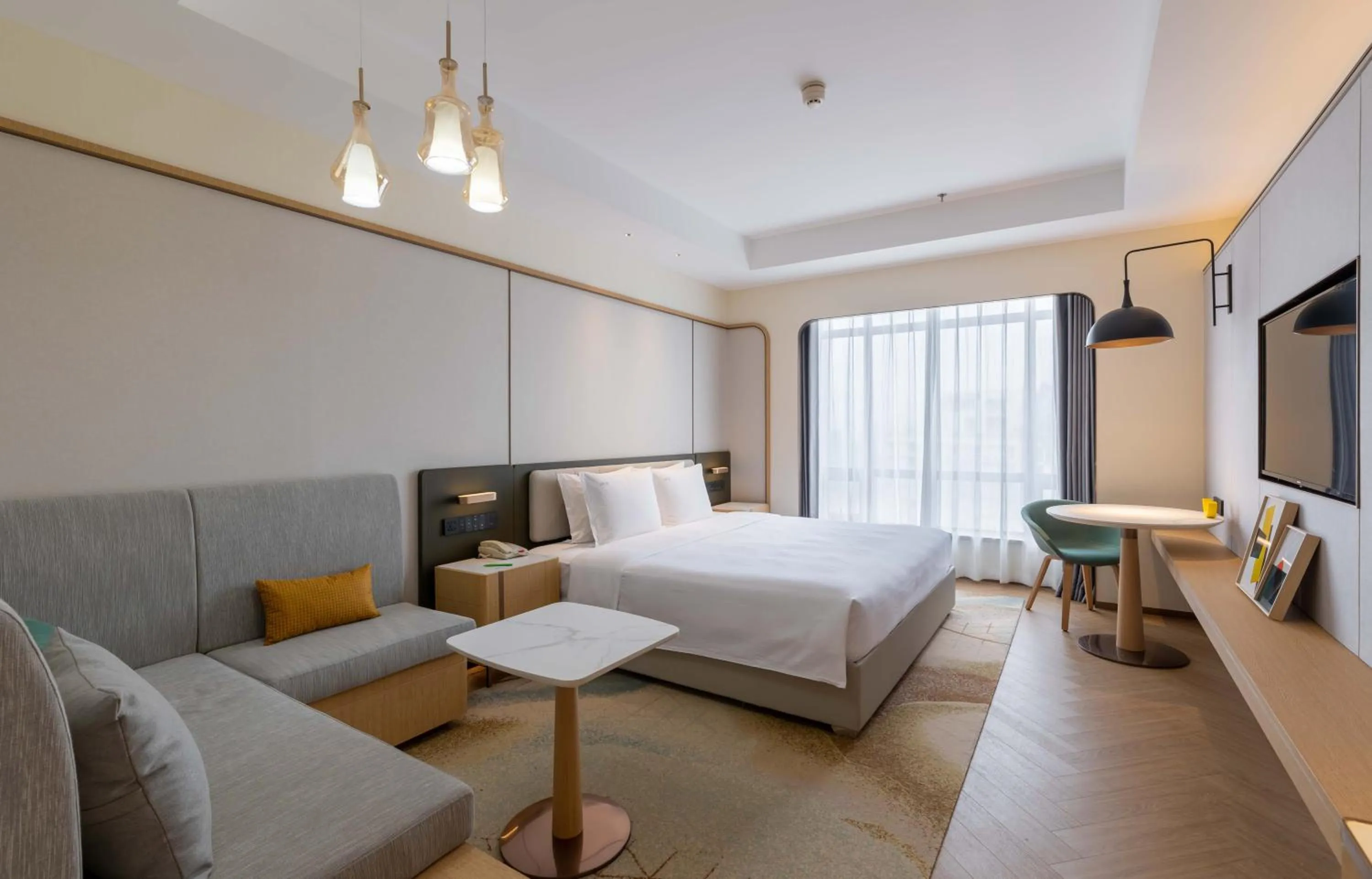 Photo of the whole room, Bed in Holiday Inn Chongqing Guanyinqiao, an IHG Hotel