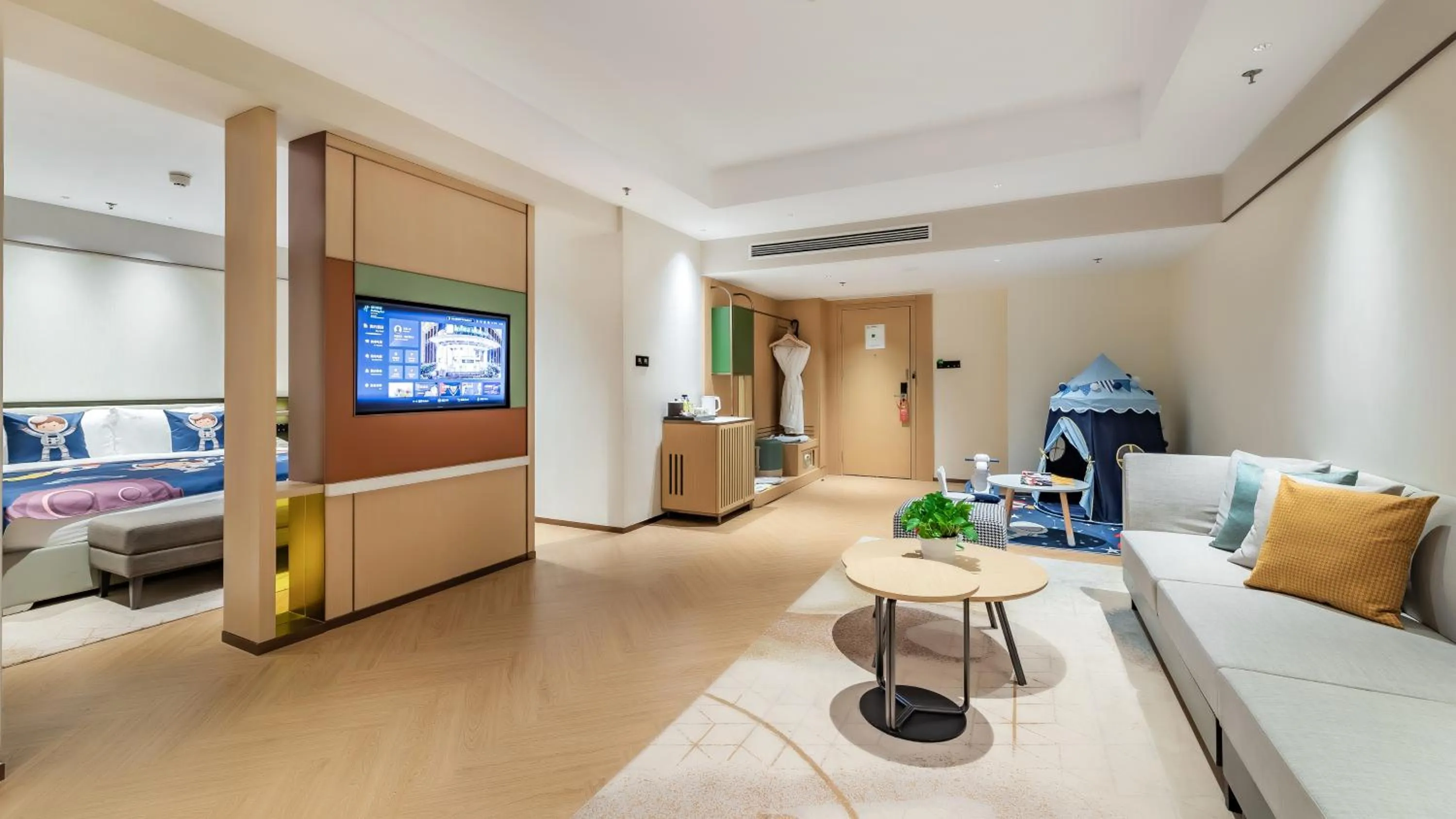 Photo of the whole room, Bed in Holiday Inn Chongqing Guanyinqiao, an IHG Hotel