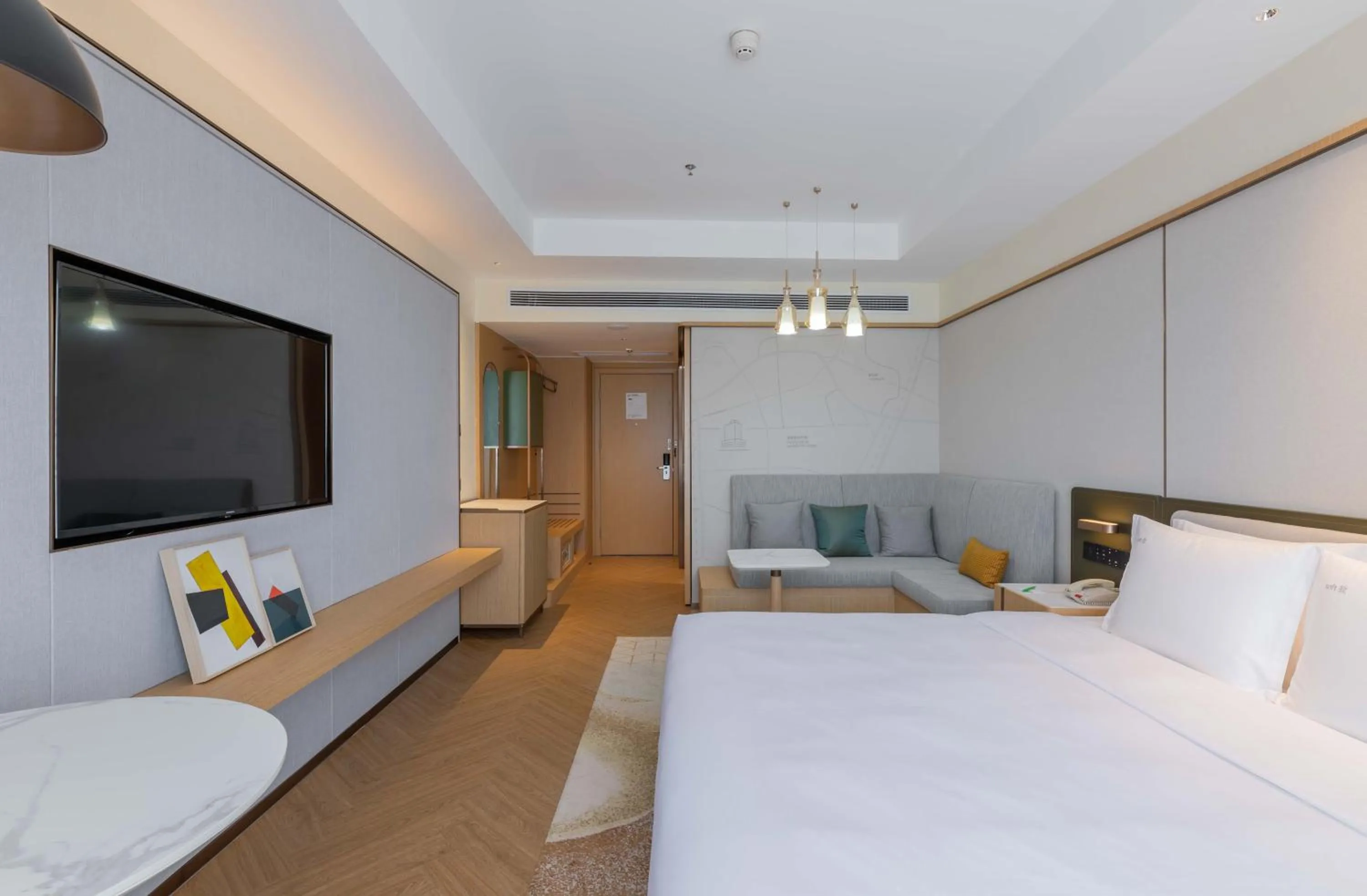 Photo of the whole room, Bed in Holiday Inn Chongqing Guanyinqiao, an IHG Hotel