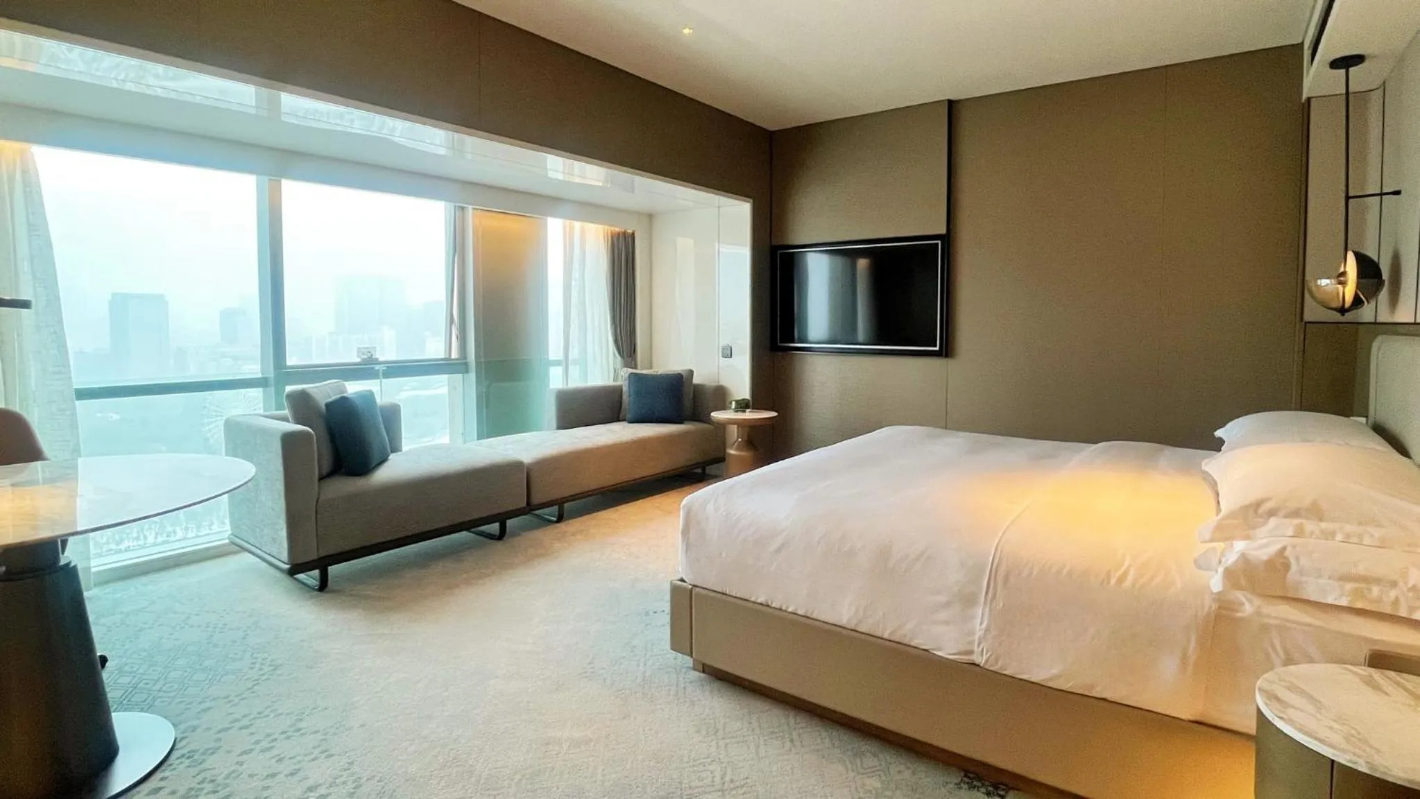 Photo of the whole room, Bed in Crowne Plaza Hohhot City Center