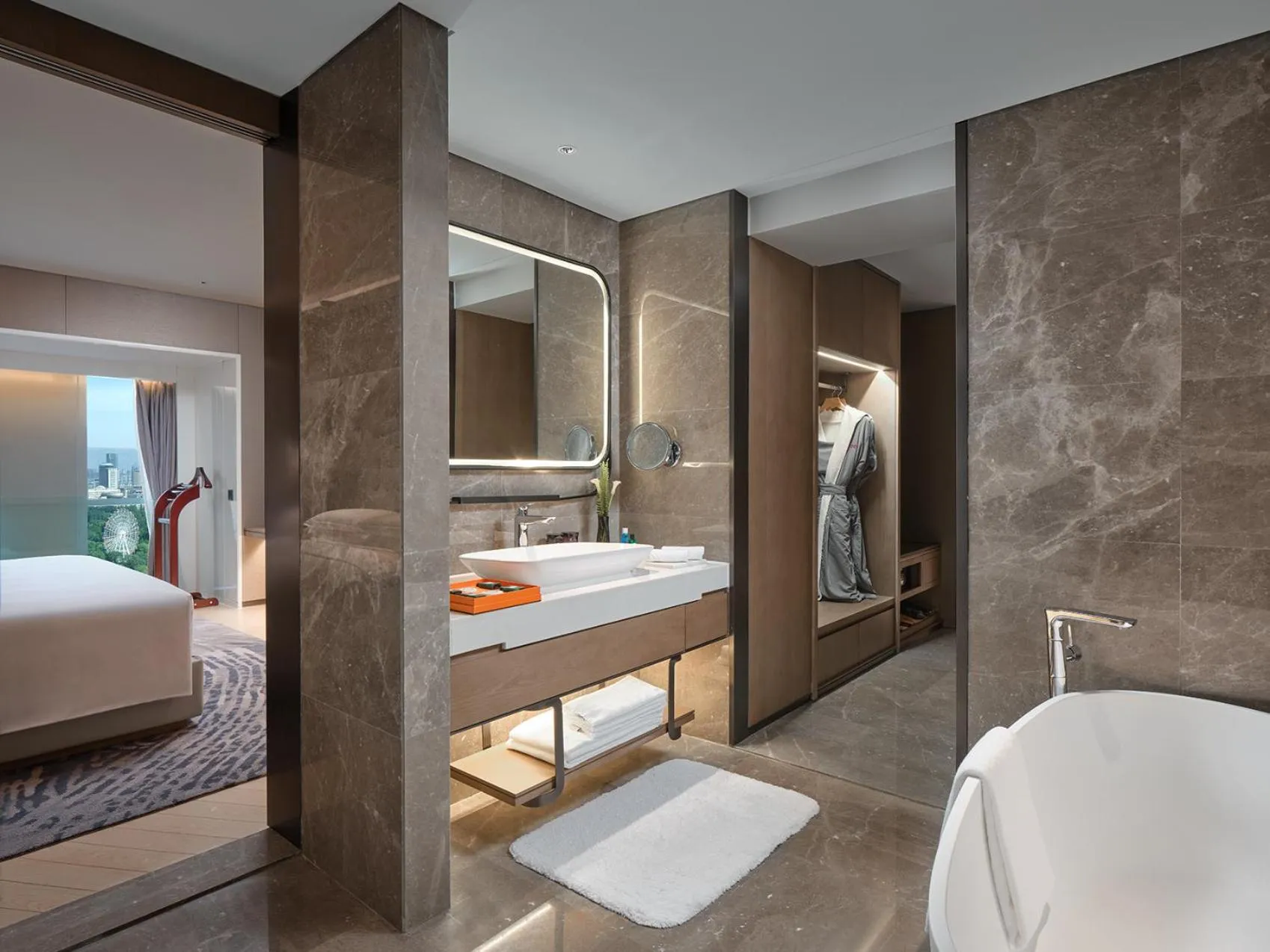 Bathroom, Bed in Crowne Plaza Hohhot City Center