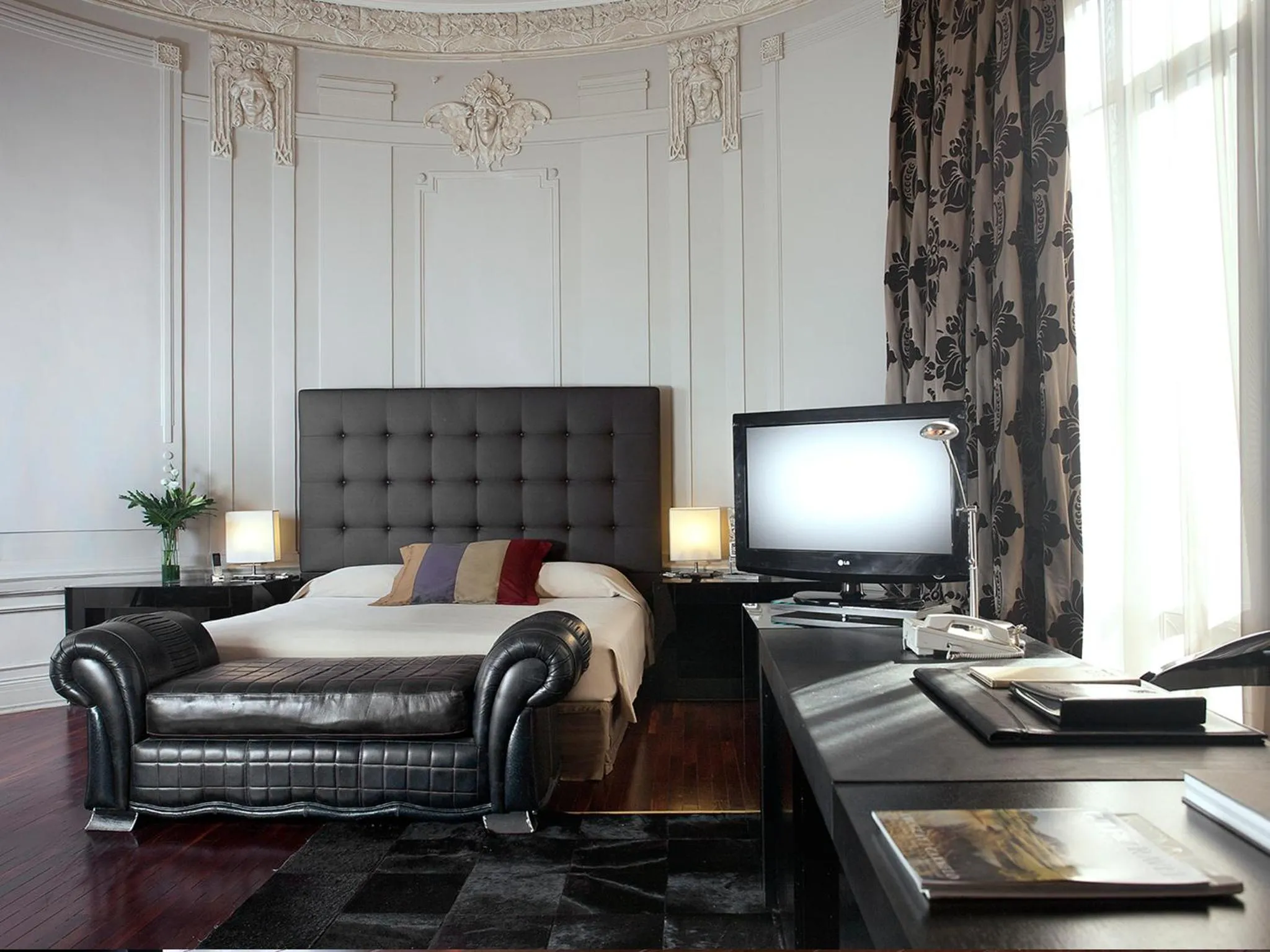 Bedroom, Bed in Savoy Hotel