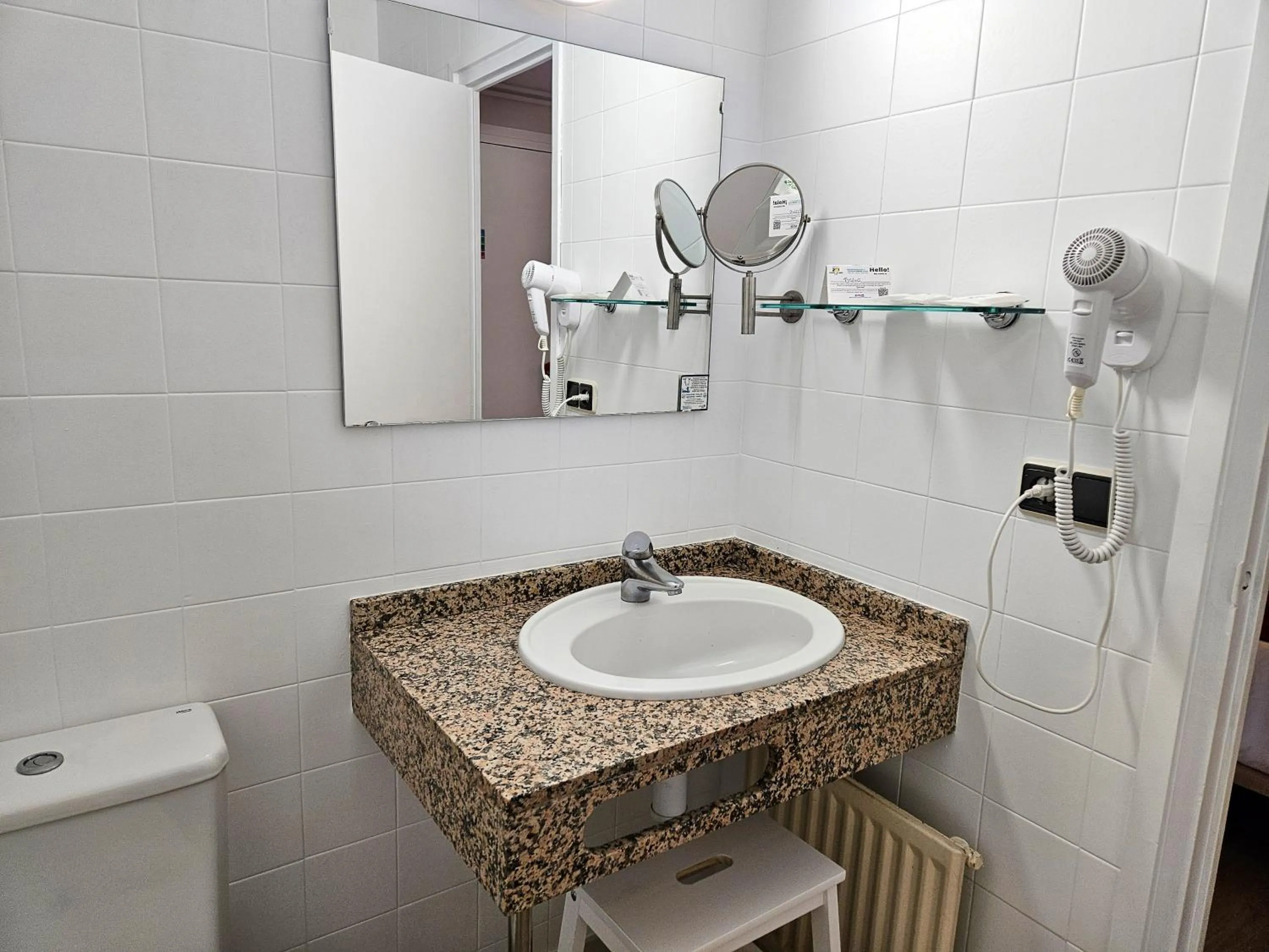 Bathroom in Hotel Pere D'Urg 3000