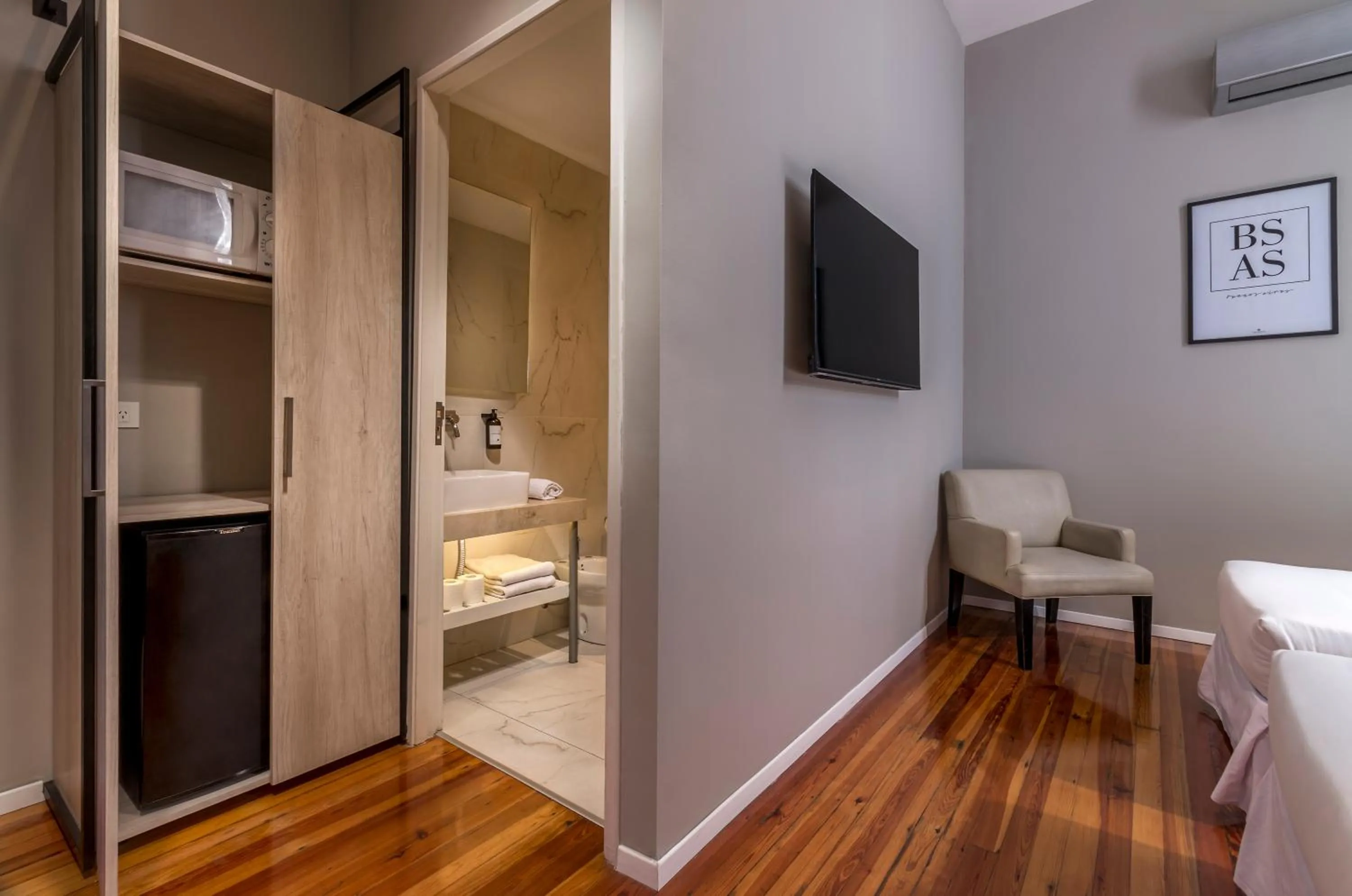 Photo of the whole room, Bed in Up Tribeca