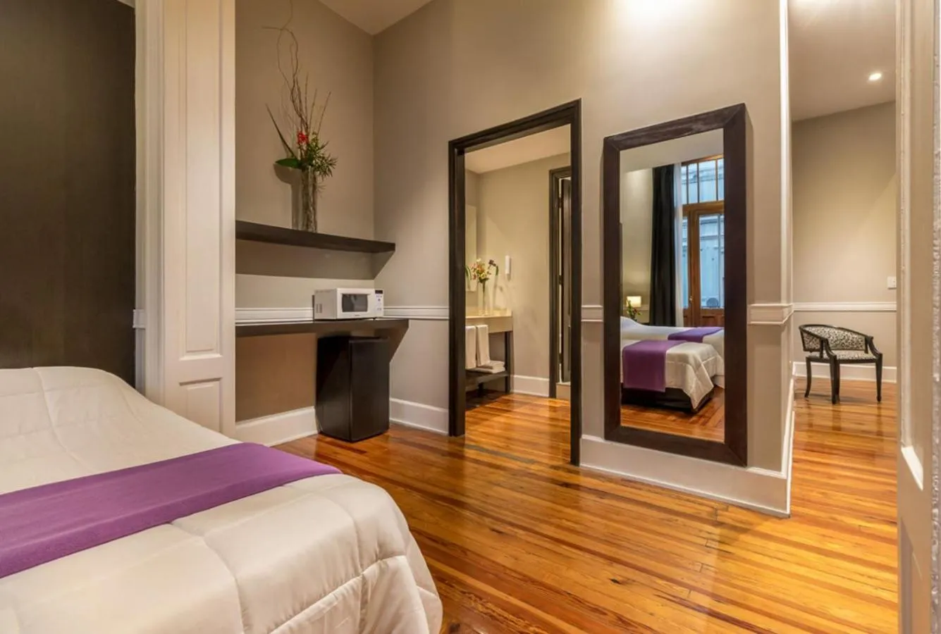 Photo of the whole room, Bed in Up Tribeca