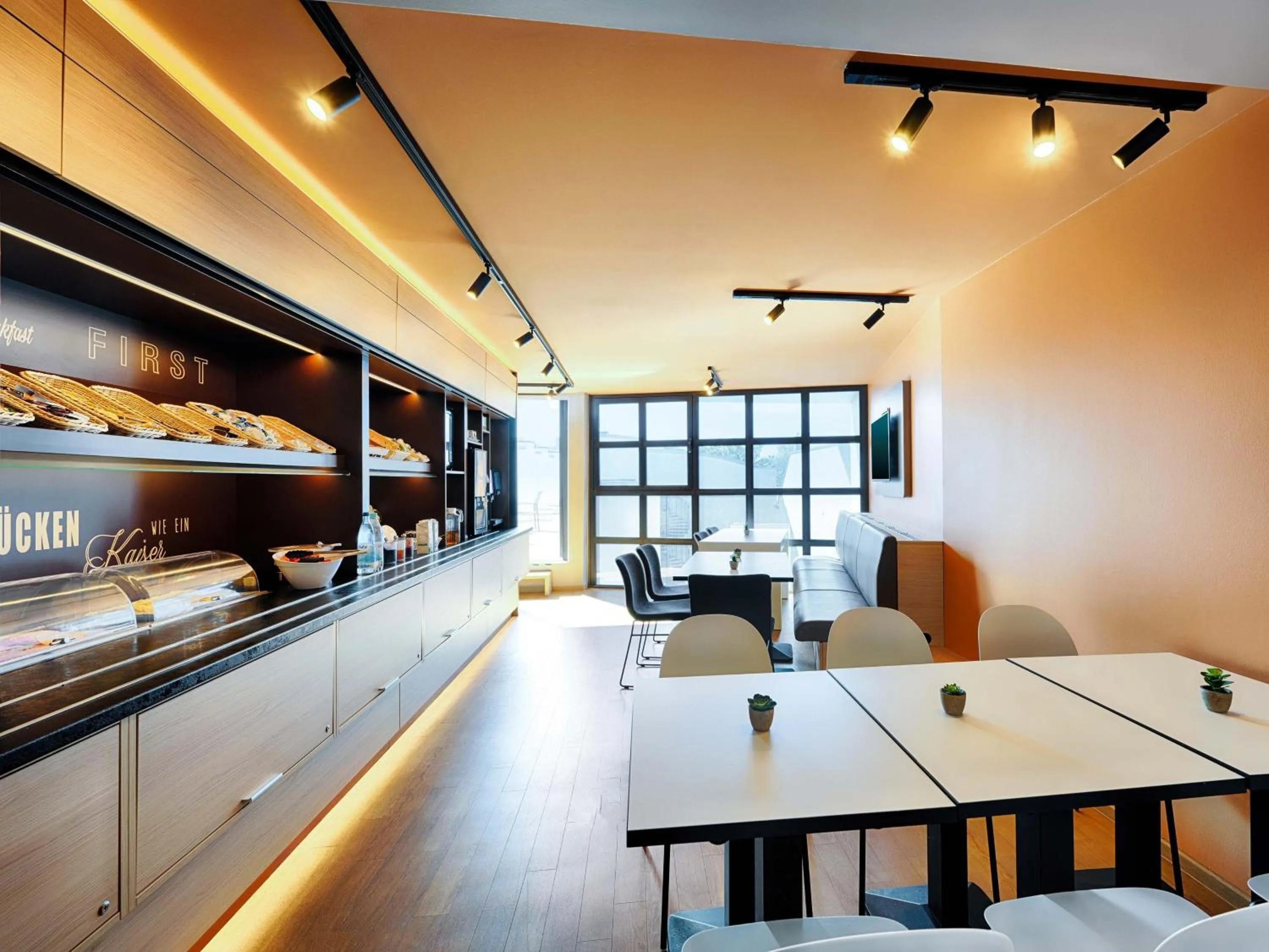 Lounge or bar in B&B Hotel München-Hbf