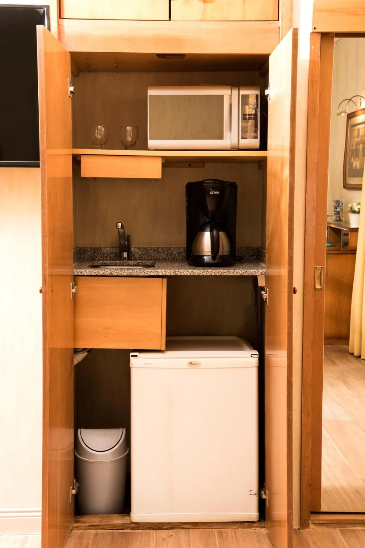 oven in Mayflower Suites