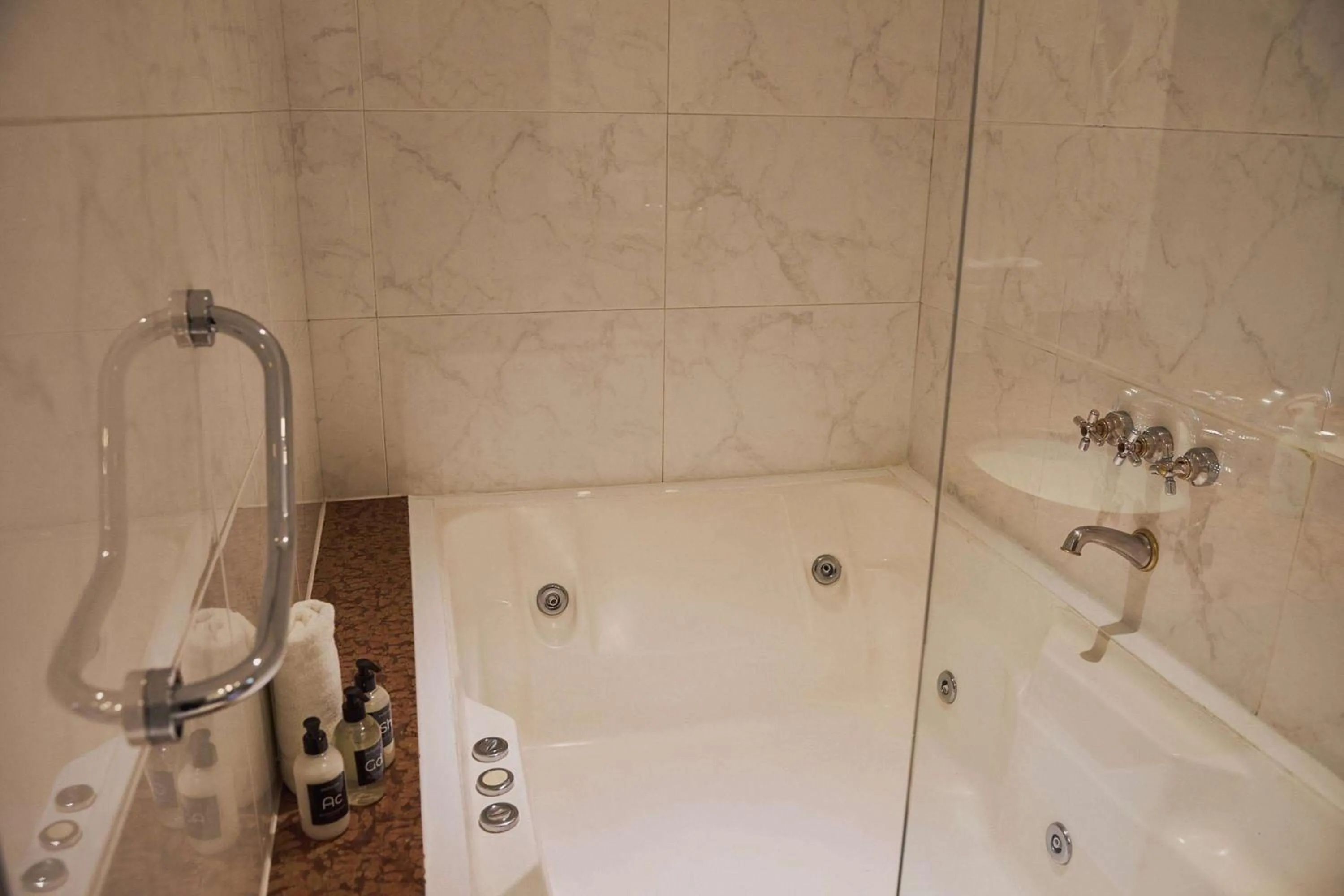 Toilet in Dazzler by Wyndham Buenos Aires San Martin