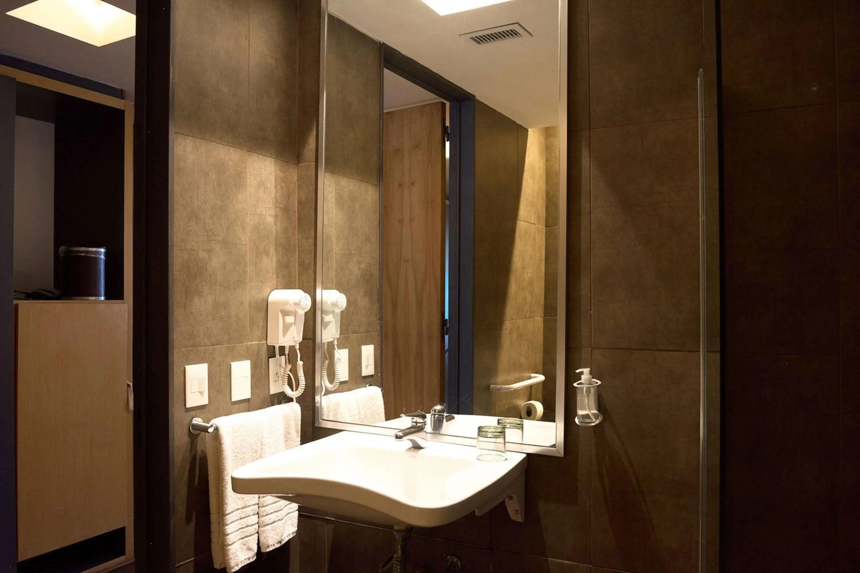 Bathroom in Esplendor by Wyndham Buenos Aires
