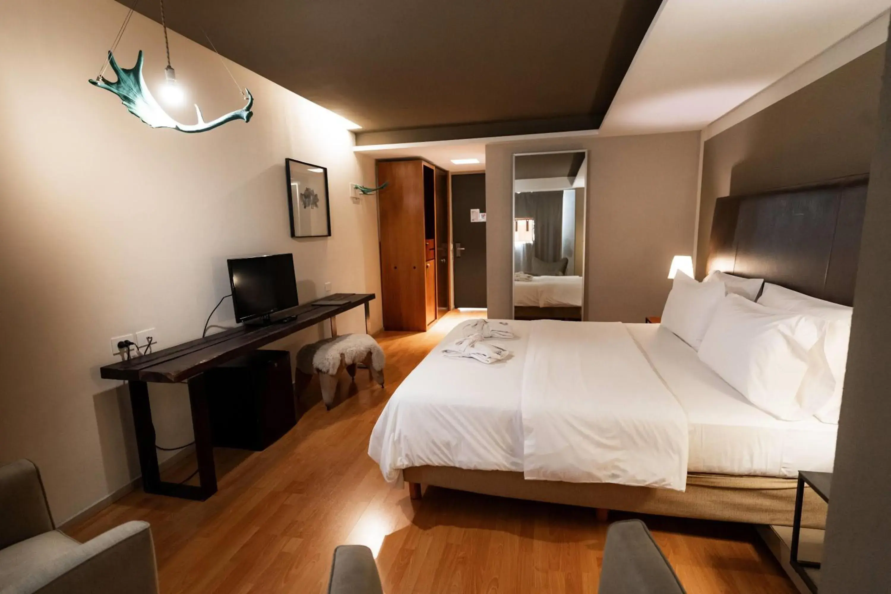 Queen Room with Lake View in Esplendor by Wyndham El Calafate Queen Room with Lake View in Esplendor by Wyndham El Calafate