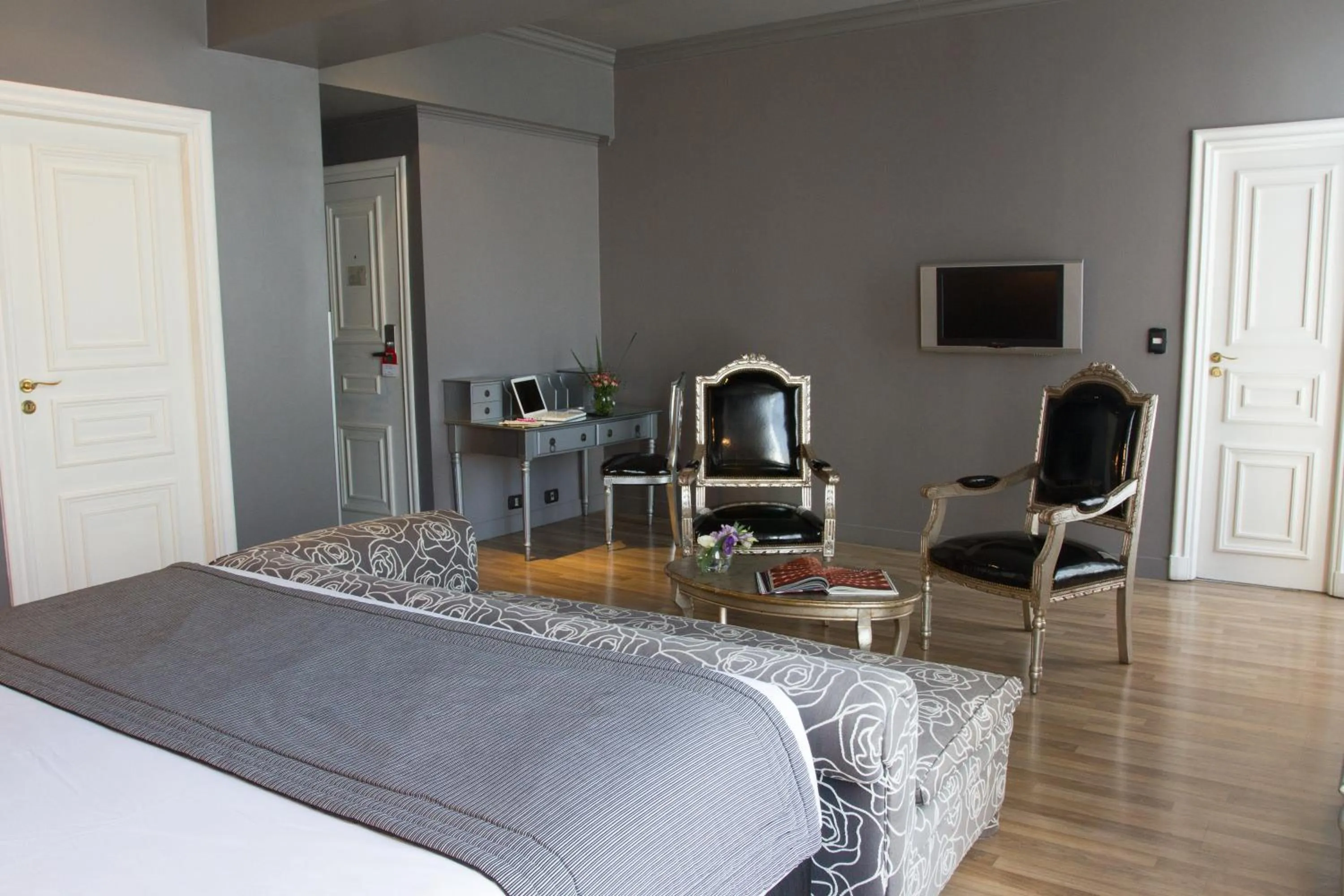 Bed in Unique Executive Central