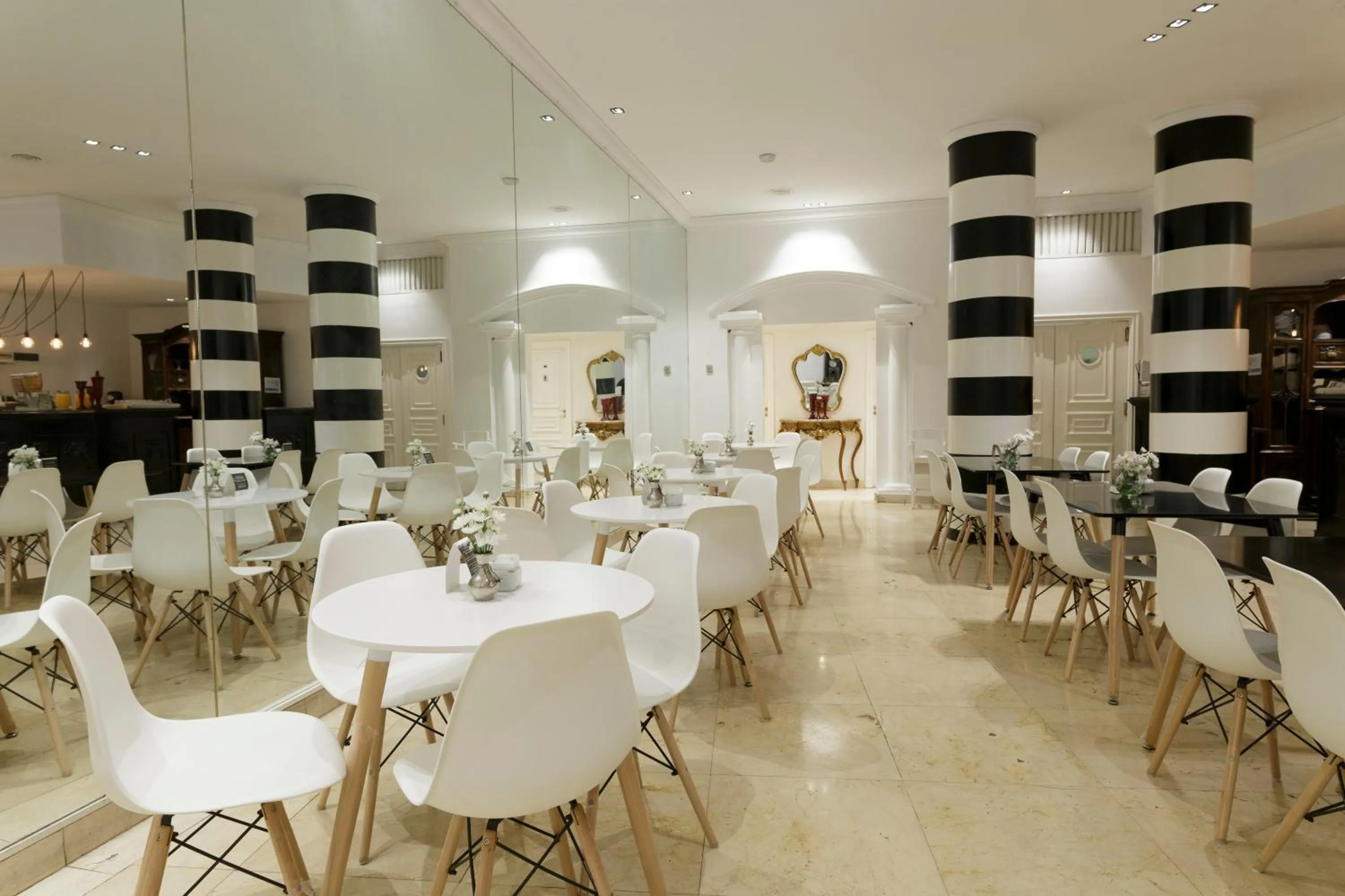 Restaurant/places to eat in Unique Executive Central