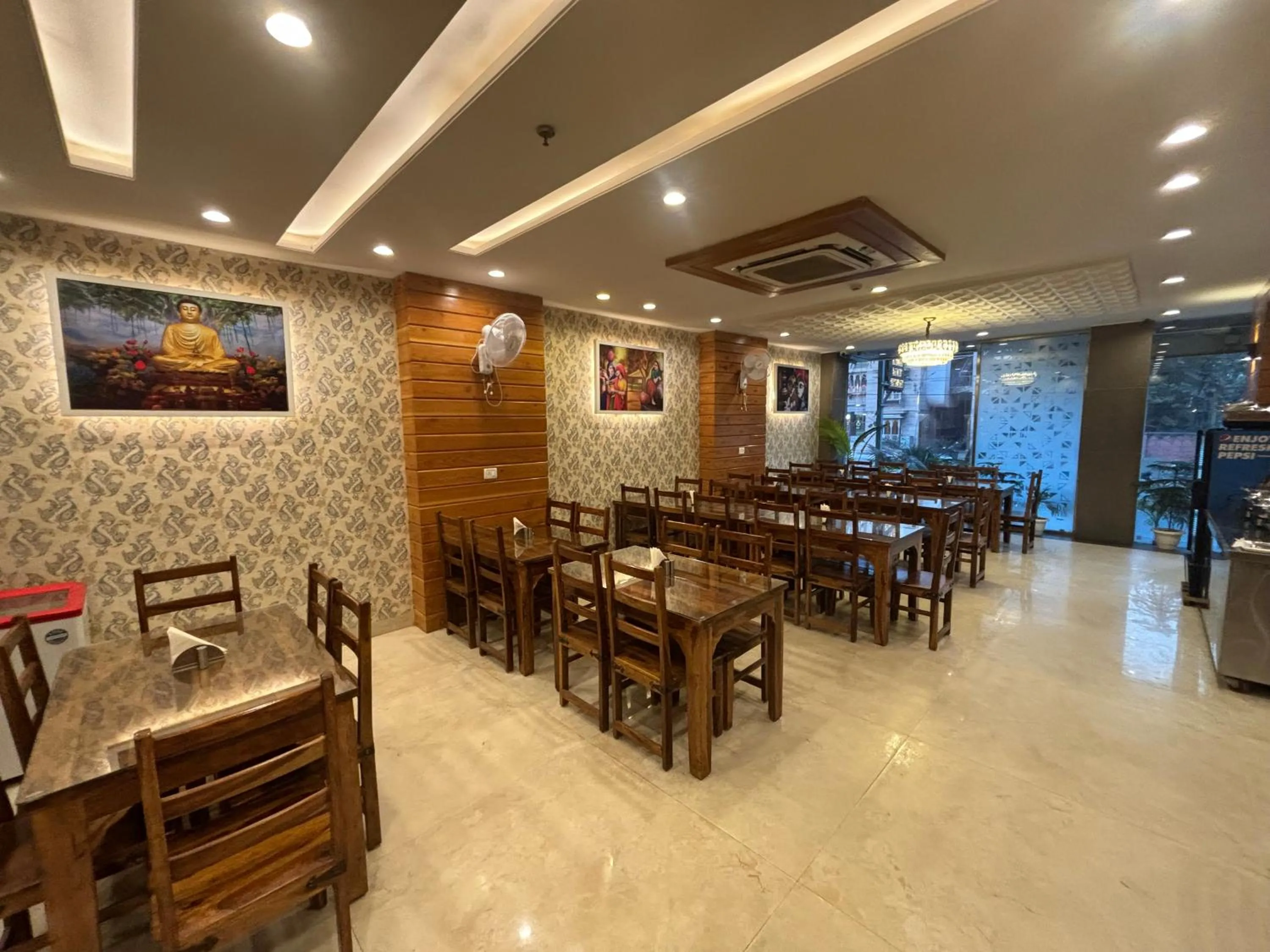 Restaurant/places to eat in Hotel Life Inn