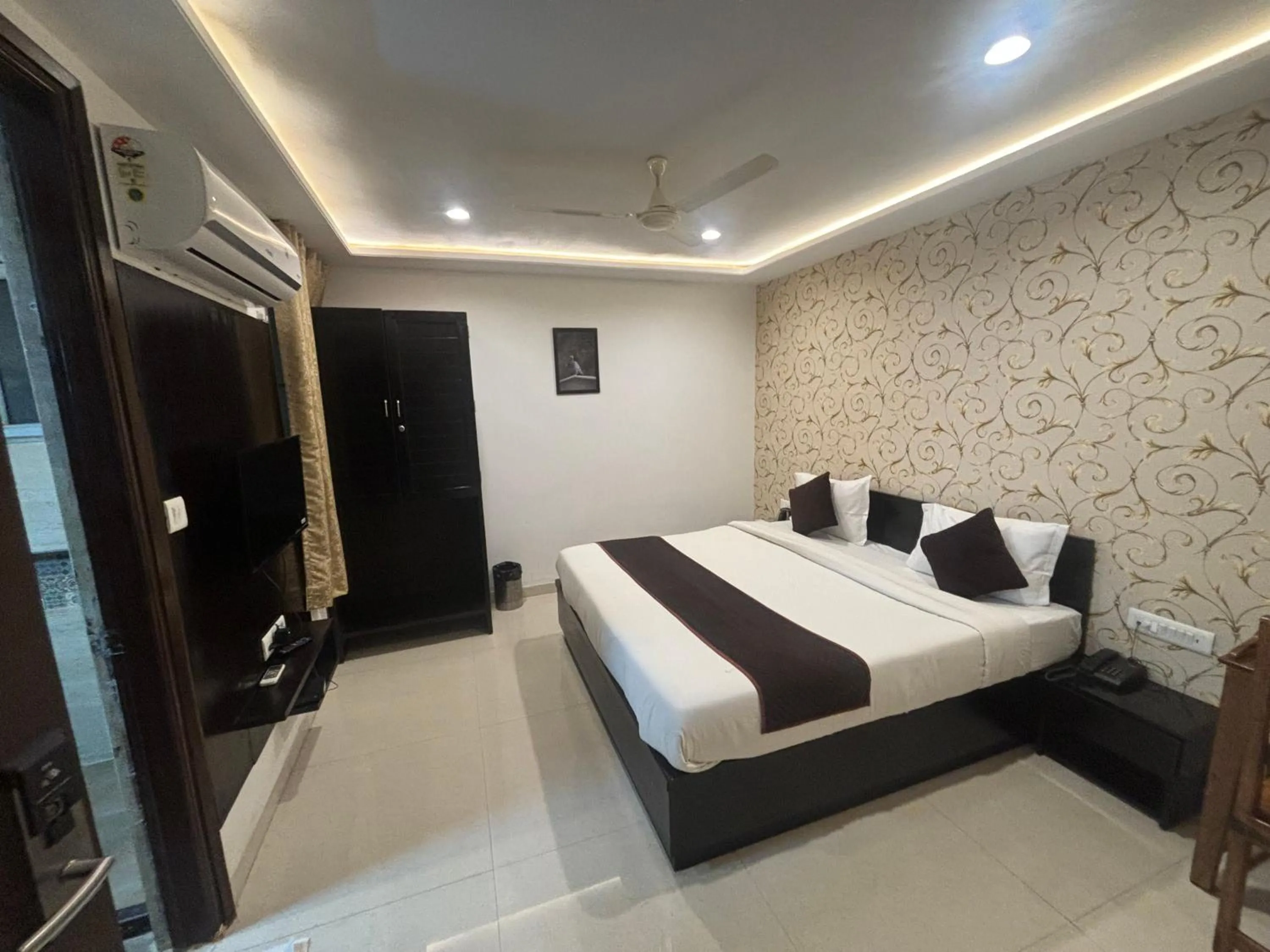 Photo of the whole room, Bed in Hotel Life Inn