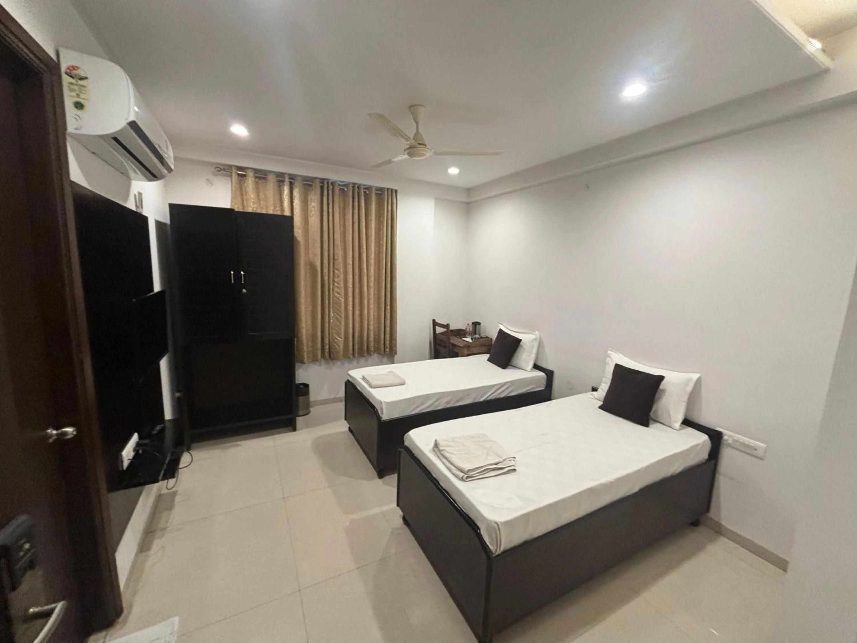 Photo of the whole room, Bed in Hotel Life Inn