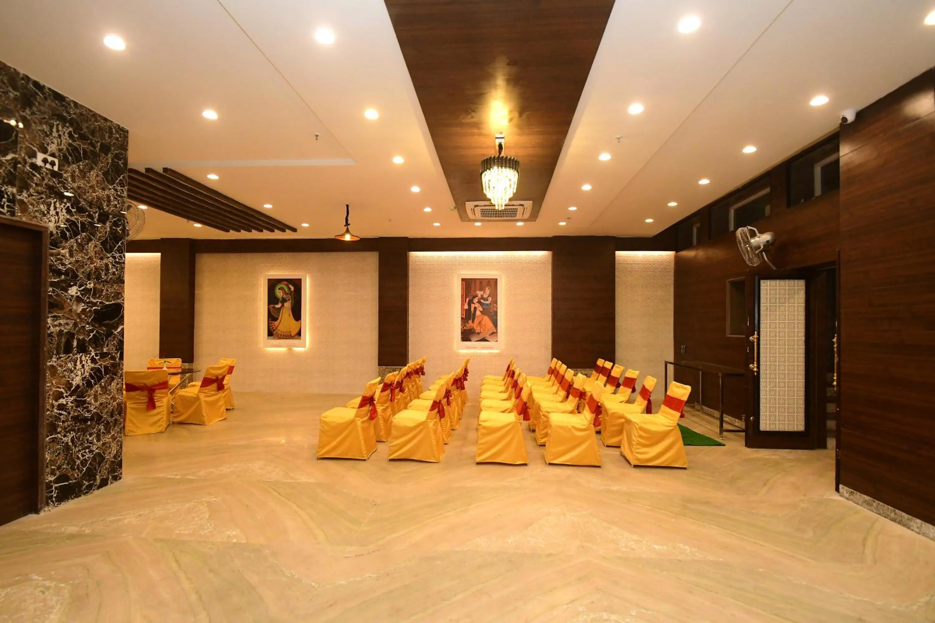 Restaurant/places to eat in Hotel Life Inn